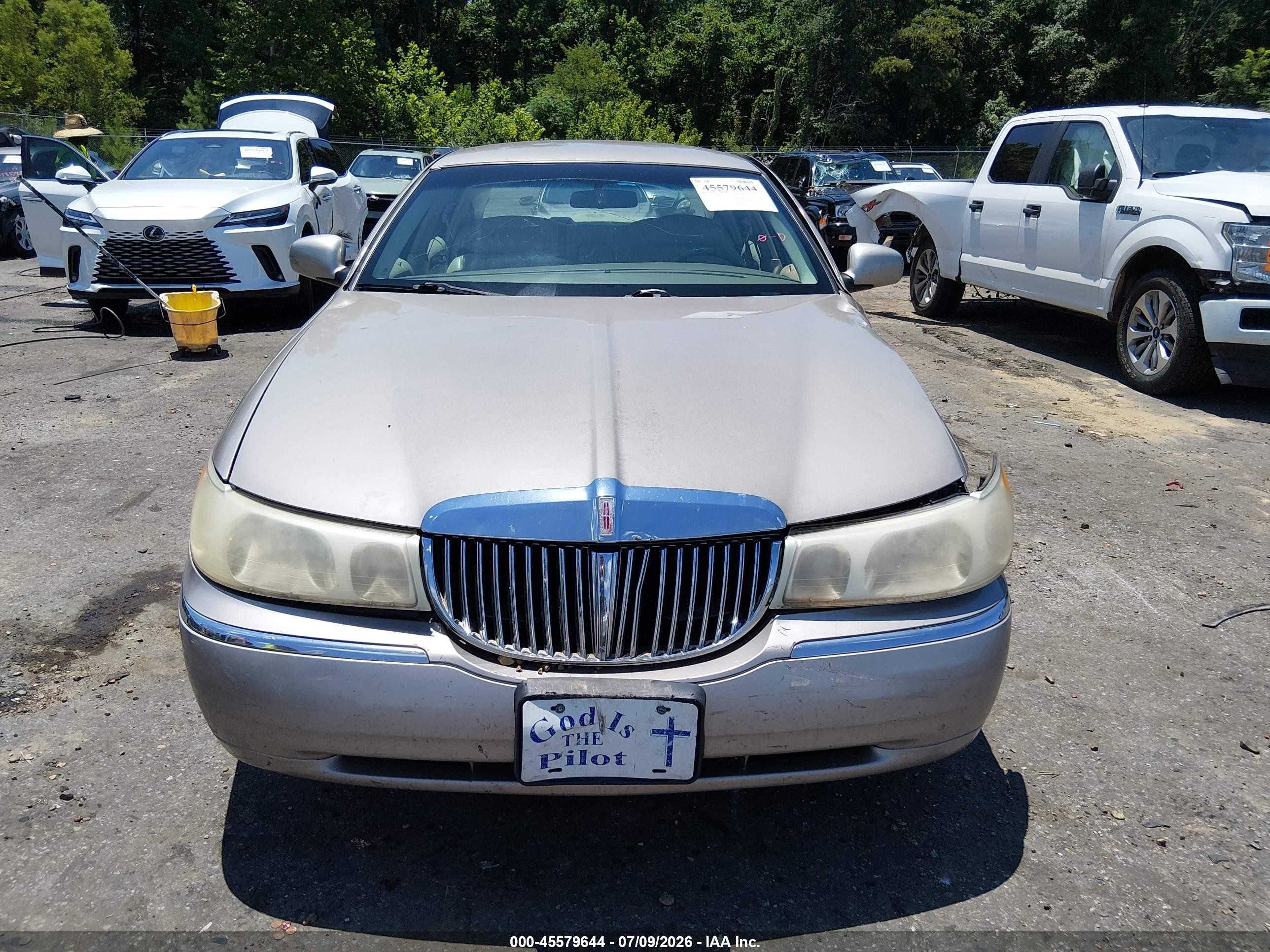 2000 Lincoln Town Car Executive Beige vin: 1LNHM81W9YY914300