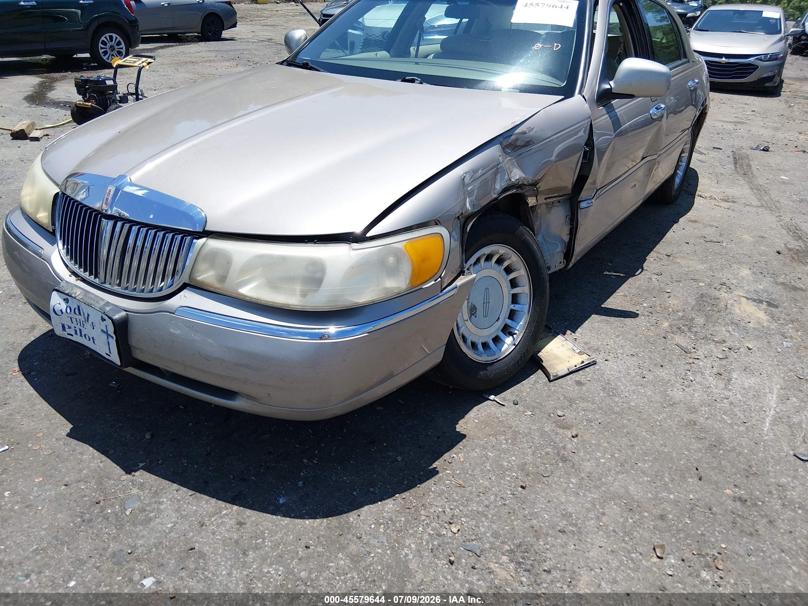 2000 Lincoln Town Car Executive Beige vin: 1LNHM81W9YY914300