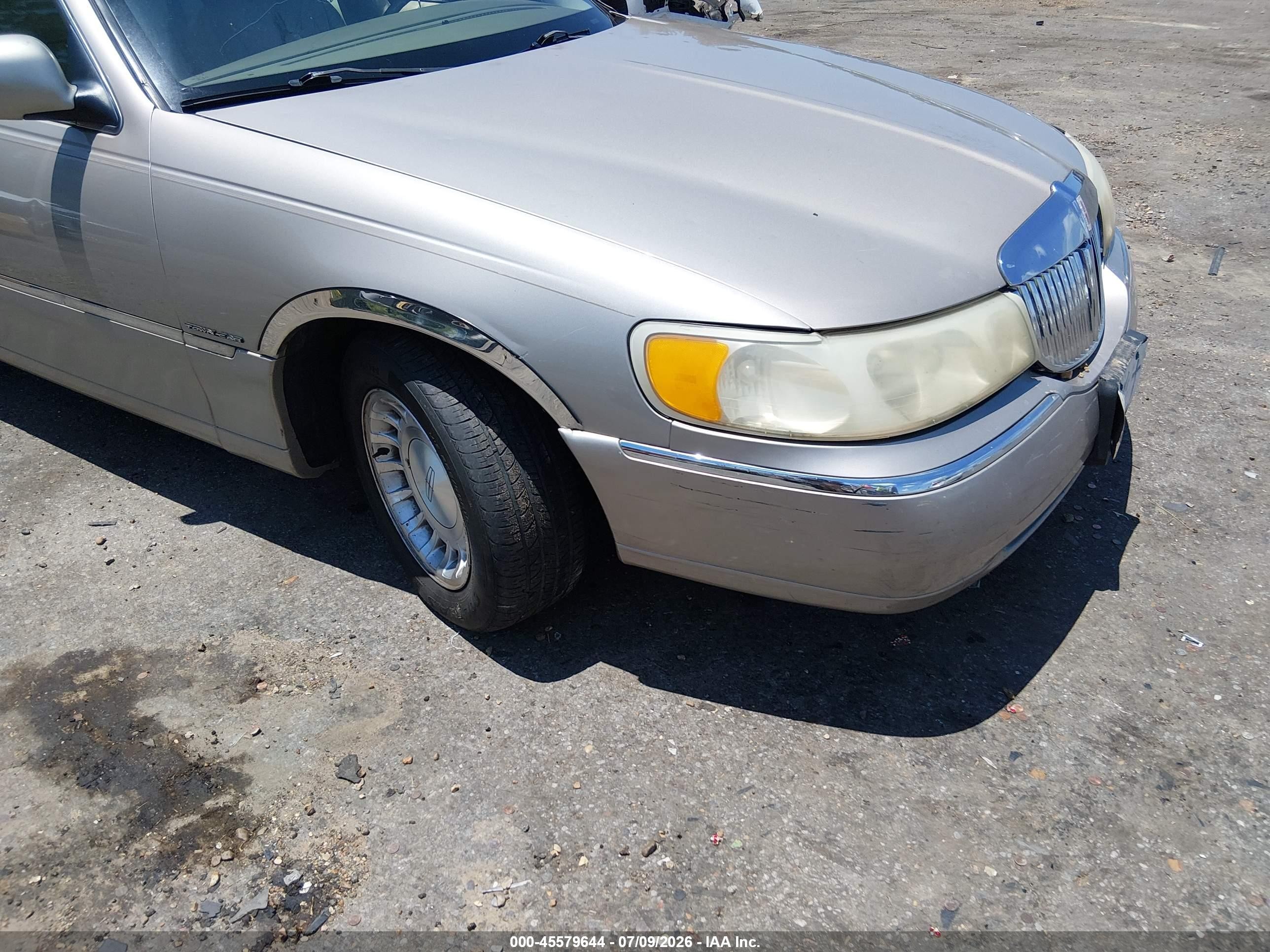 2000 Lincoln Town Car Executive Beige vin: 1LNHM81W9YY914300