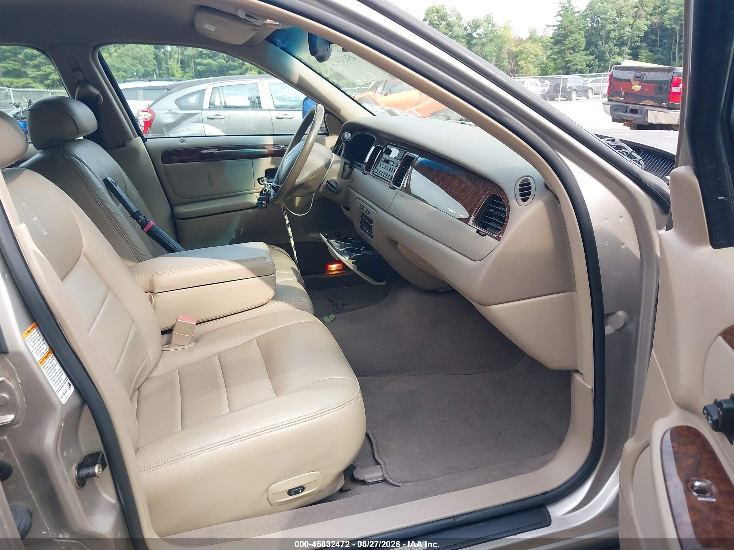 2002 Lincoln Town Car Executive Tan vin: 1LNHM81WX2Y614546