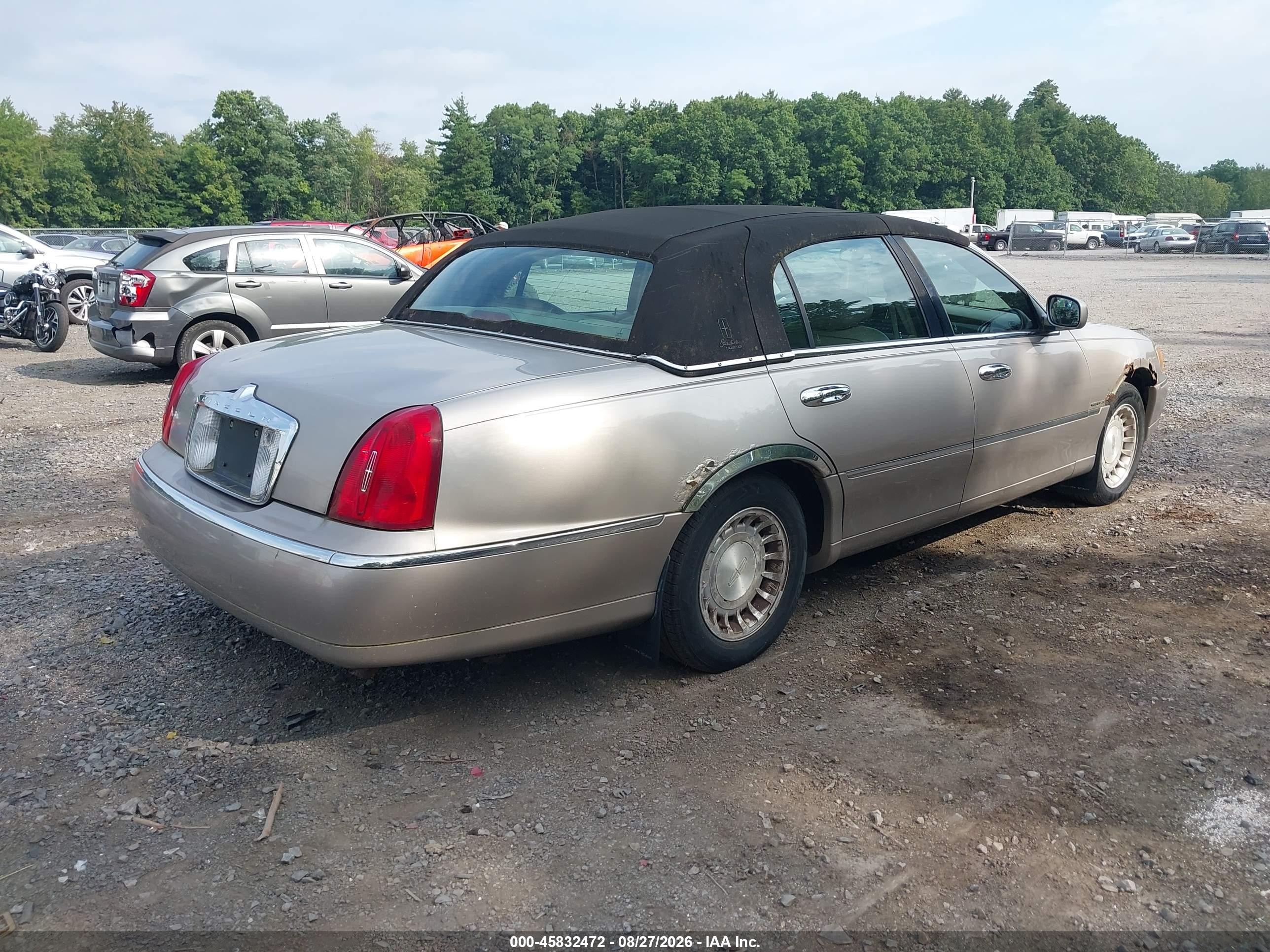 2002 Lincoln Town Car Executive Tan vin: 1LNHM81WX2Y614546