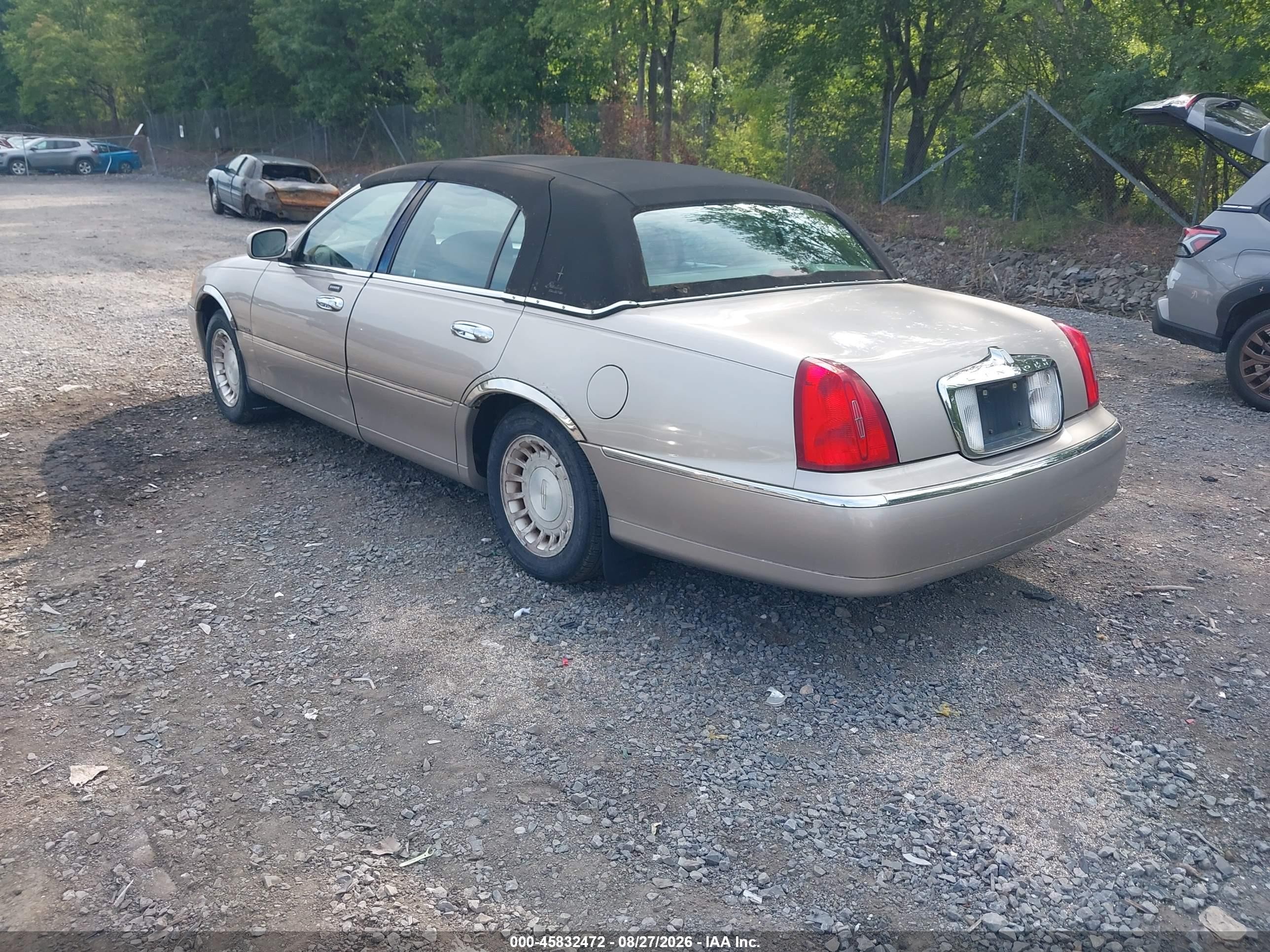 2002 Lincoln Town Car Executive Tan vin: 1LNHM81WX2Y614546