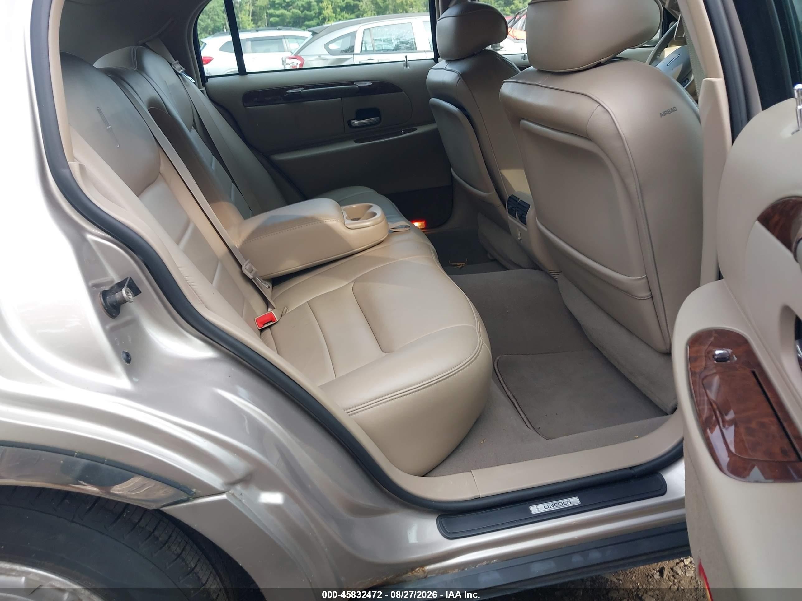 2002 Lincoln Town Car Executive Tan vin: 1LNHM81WX2Y614546