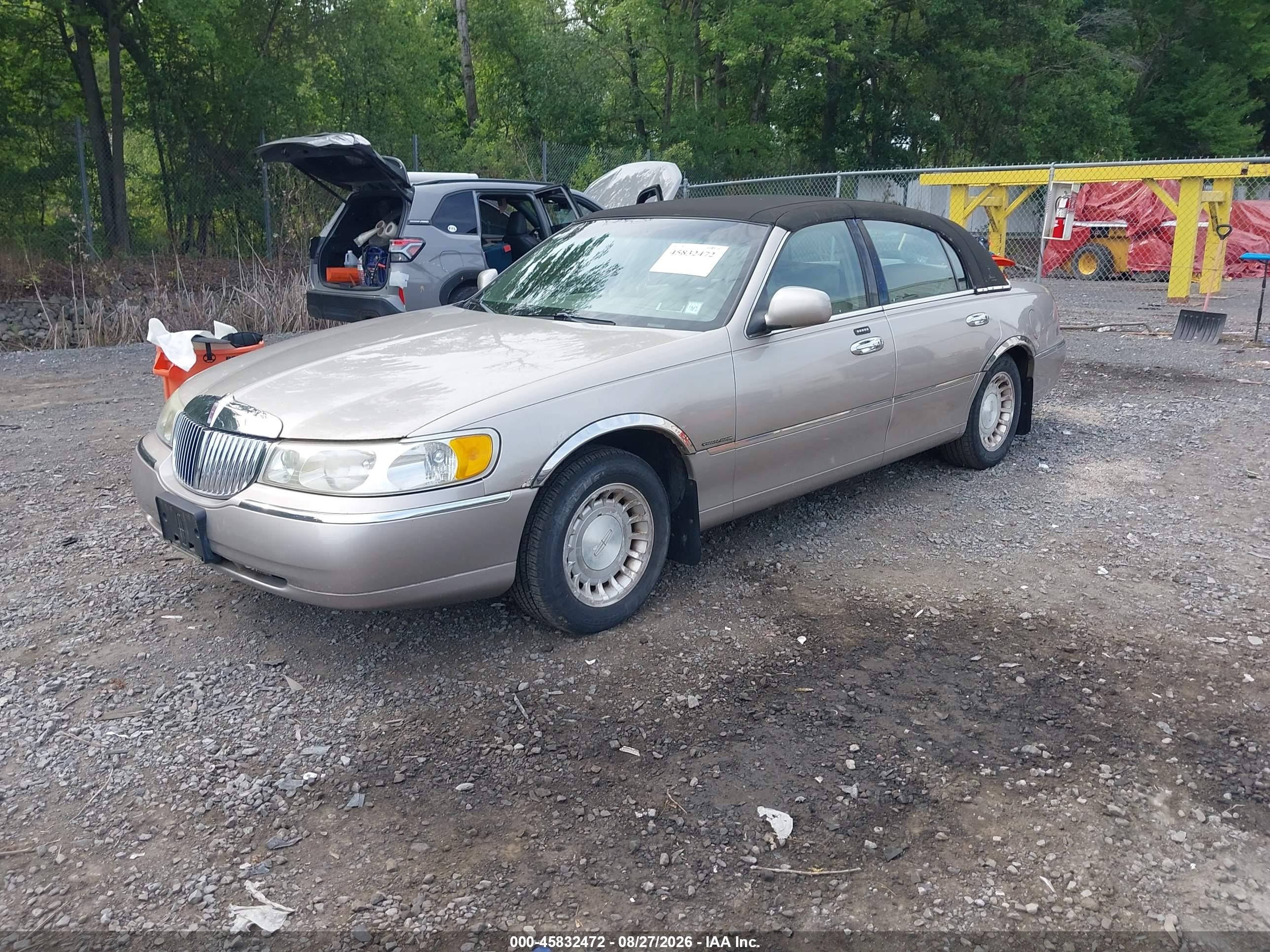 2002 Lincoln Town Car Executive Tan vin: 1LNHM81WX2Y614546