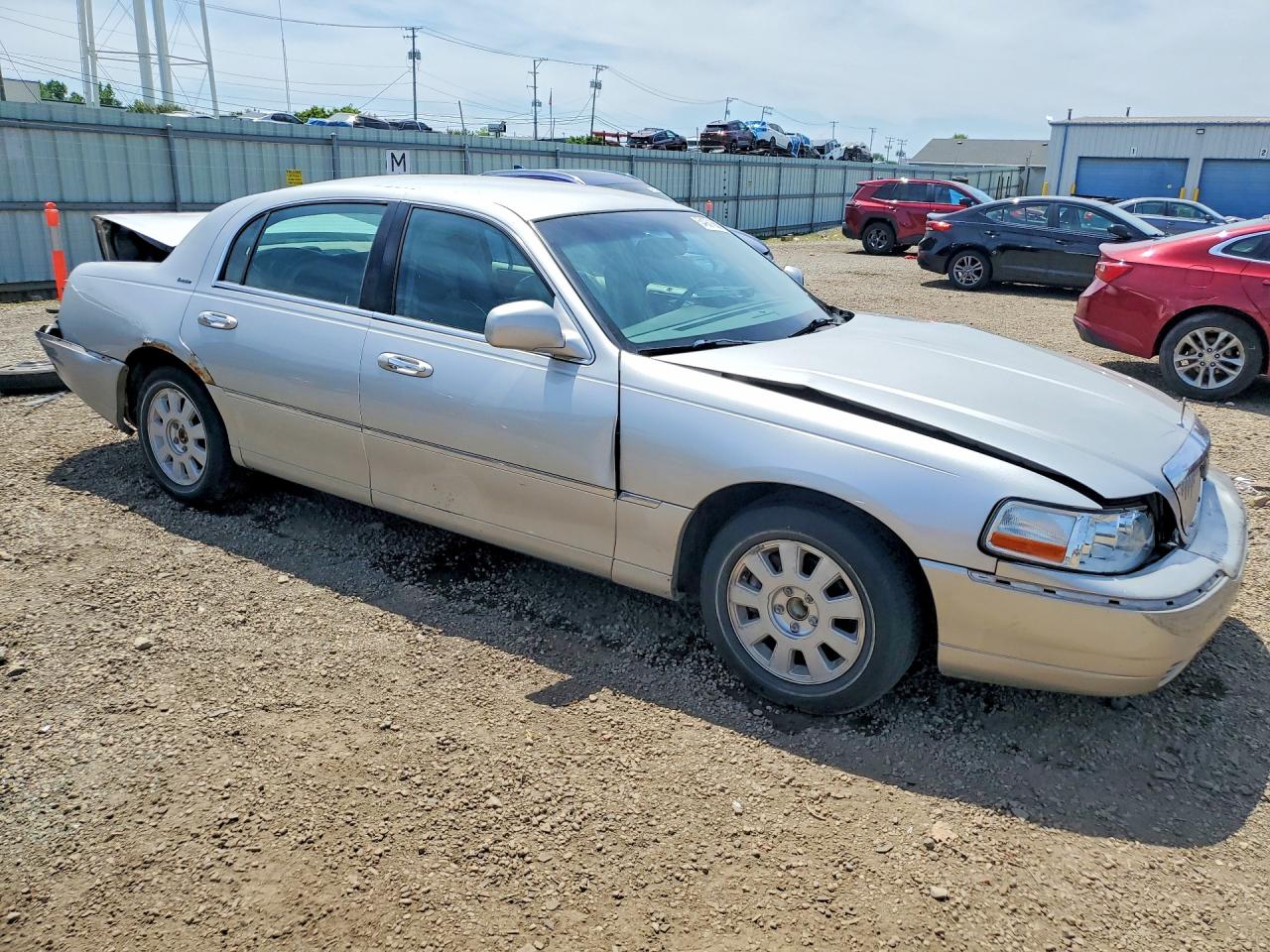 2003 Lincoln Town Car Executive Tan vin: 1LNHM81WX3Y653722