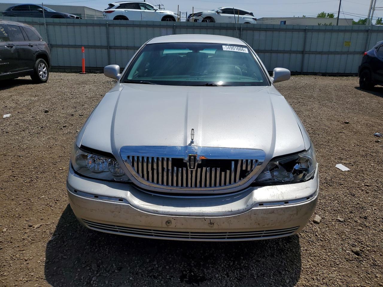 2003 Lincoln Town Car Executive Tan vin: 1LNHM81WX3Y653722