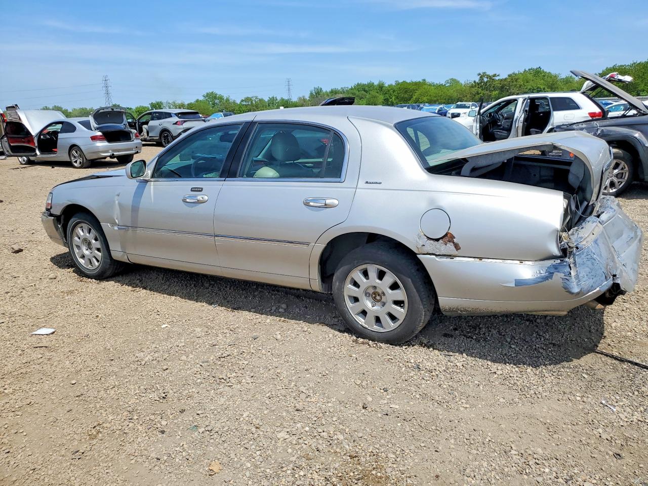 2003 Lincoln Town Car Executive Tan vin: 1LNHM81WX3Y653722
