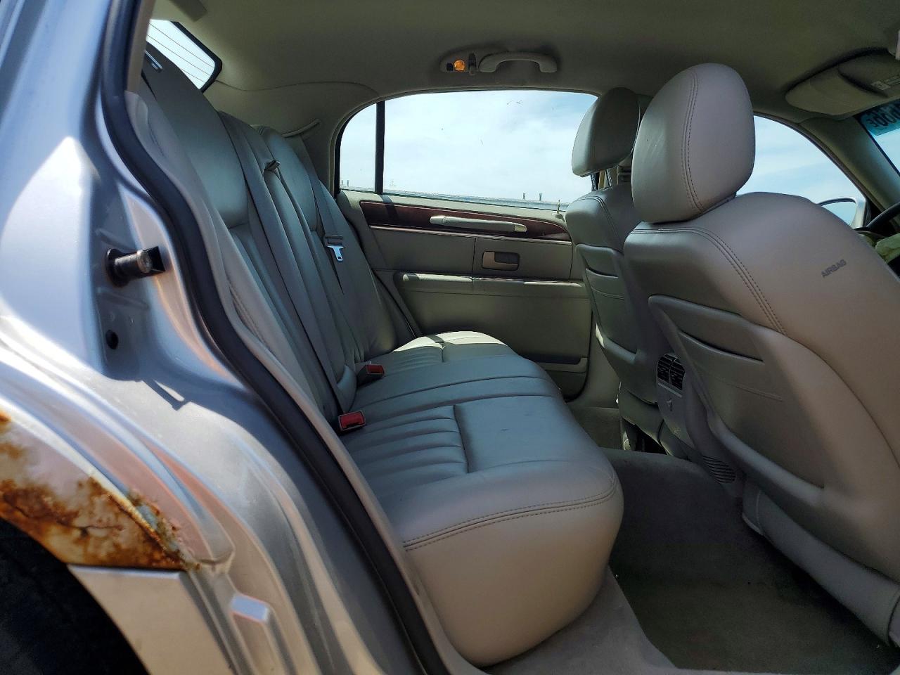 2003 Lincoln Town Car Executive Tan vin: 1LNHM81WX3Y653722