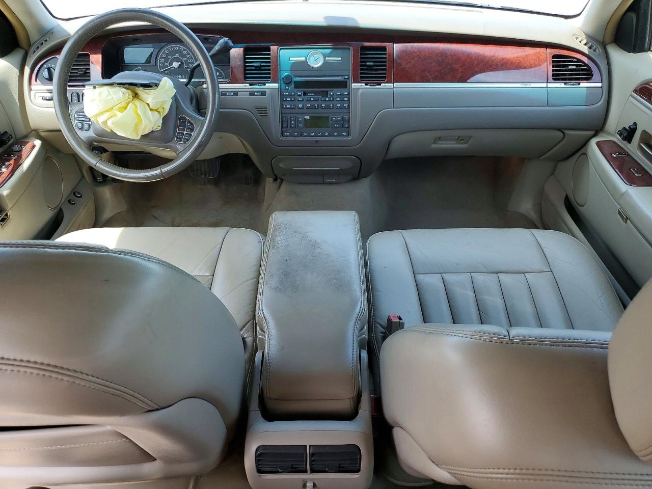 2003 Lincoln Town Car Executive Tan vin: 1LNHM81WX3Y653722
