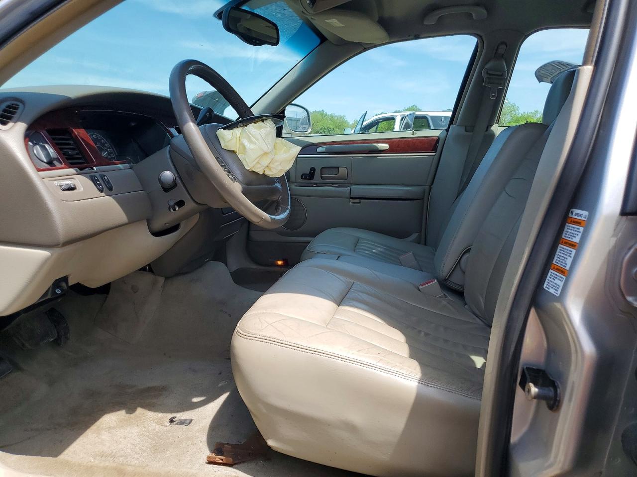 2003 Lincoln Town Car Executive Tan vin: 1LNHM81WX3Y653722