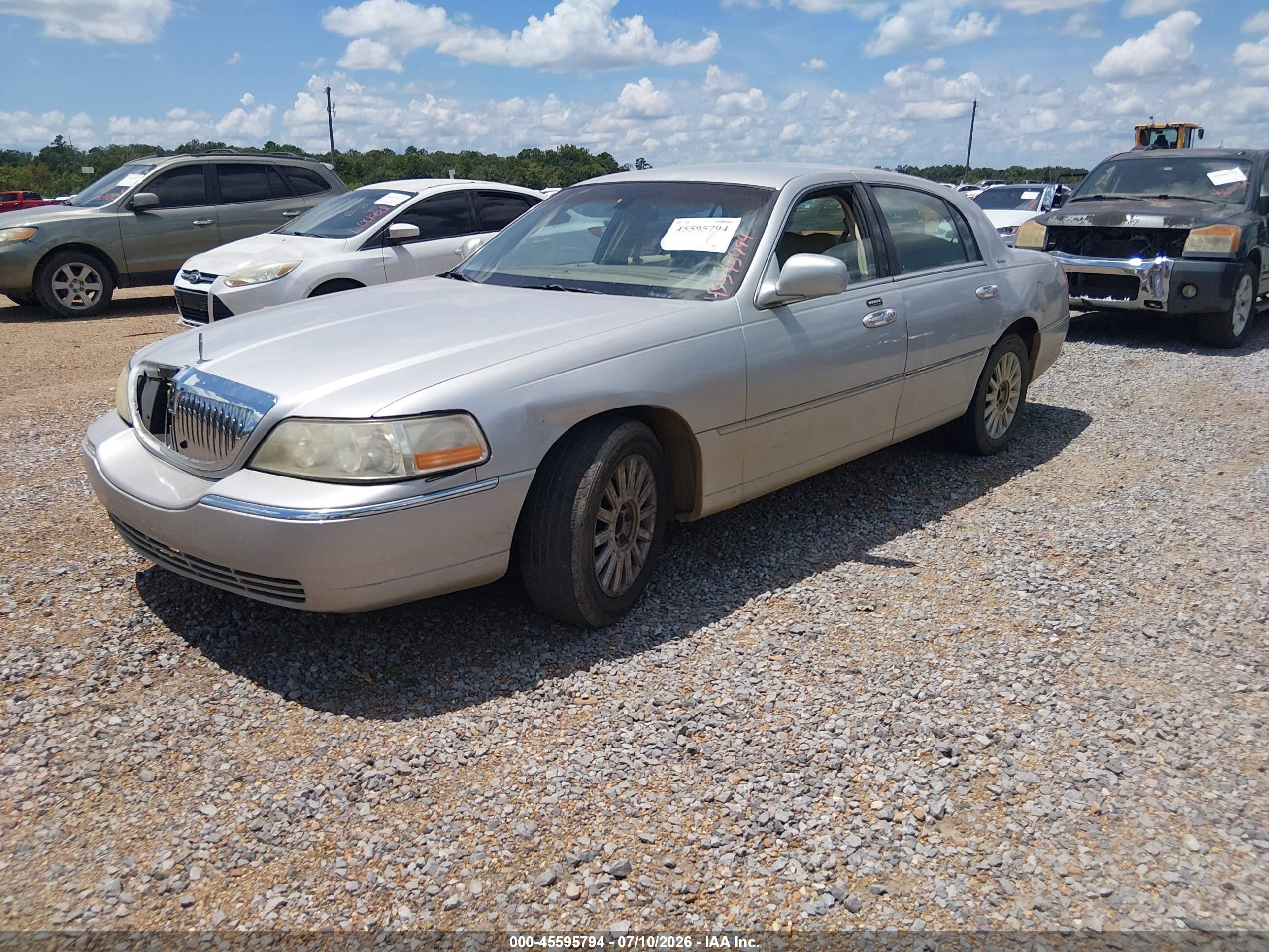 2004 Lincoln Town Car Signature Серебряный vin: 1LNHM81WX4Y647307