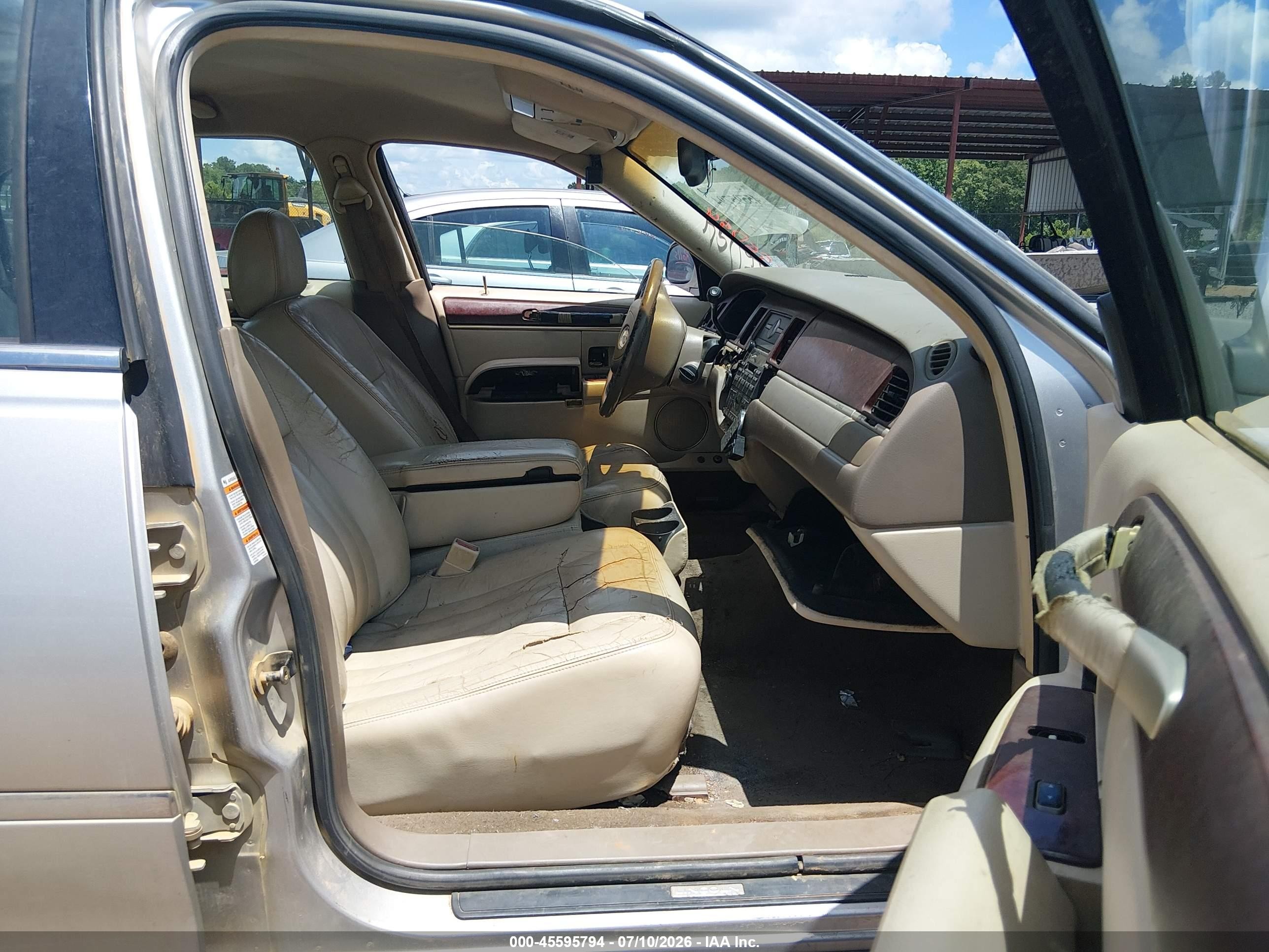 2004 Lincoln Town Car Signature Серебряный vin: 1LNHM81WX4Y647307
