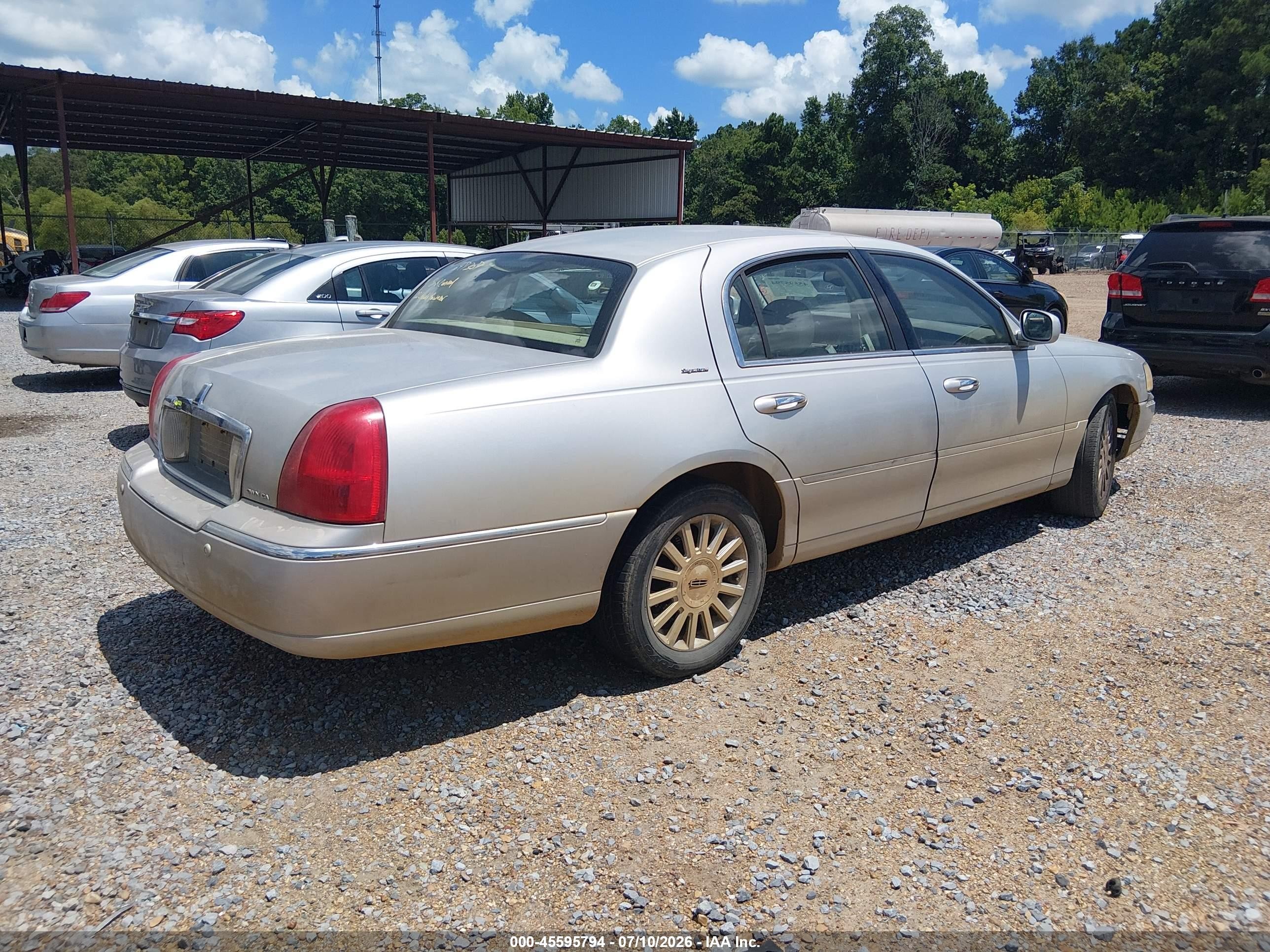 2004 Lincoln Town Car Signature Серебряный vin: 1LNHM81WX4Y647307