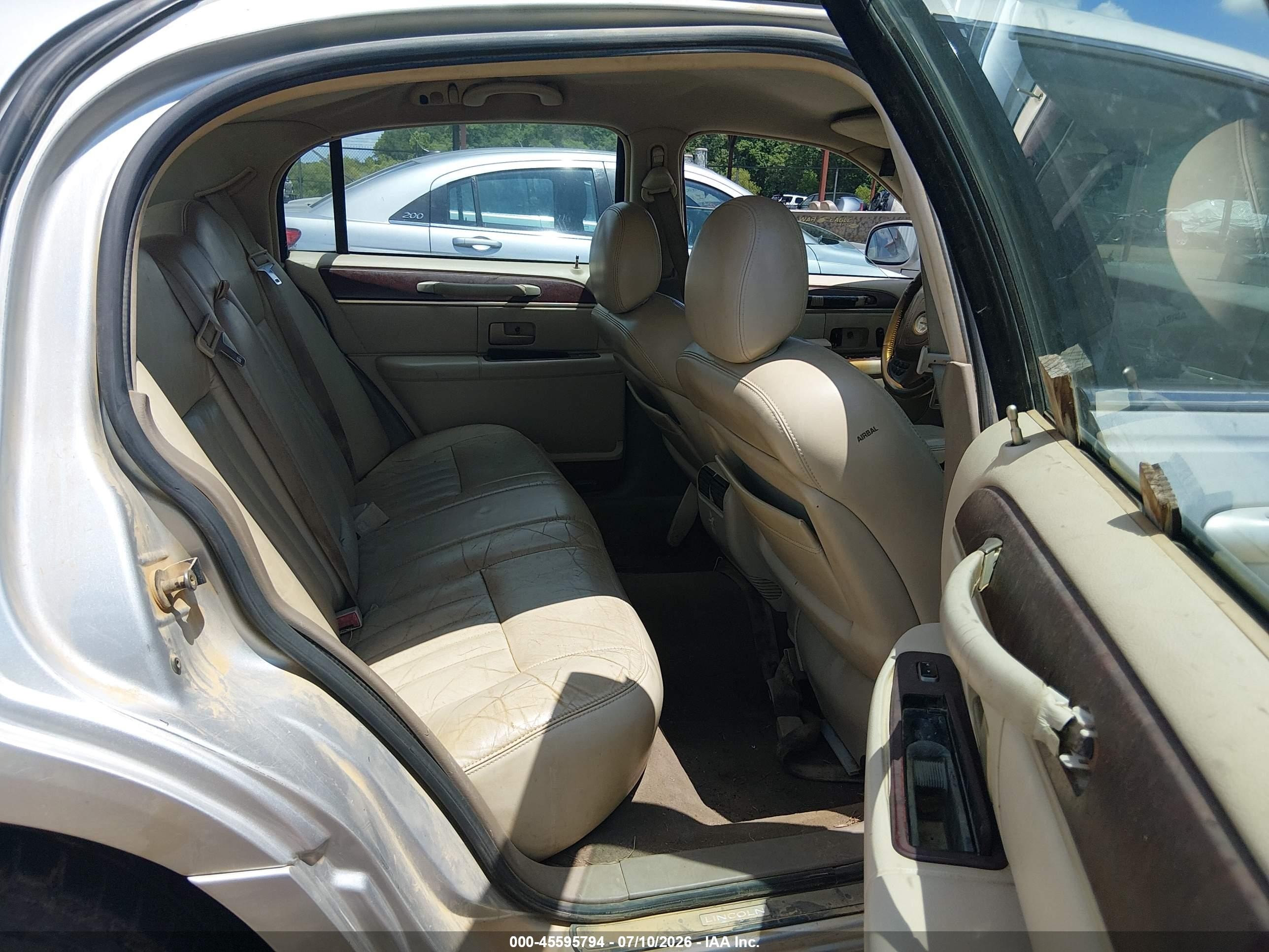 2004 Lincoln Town Car Signature Серебряный vin: 1LNHM81WX4Y647307