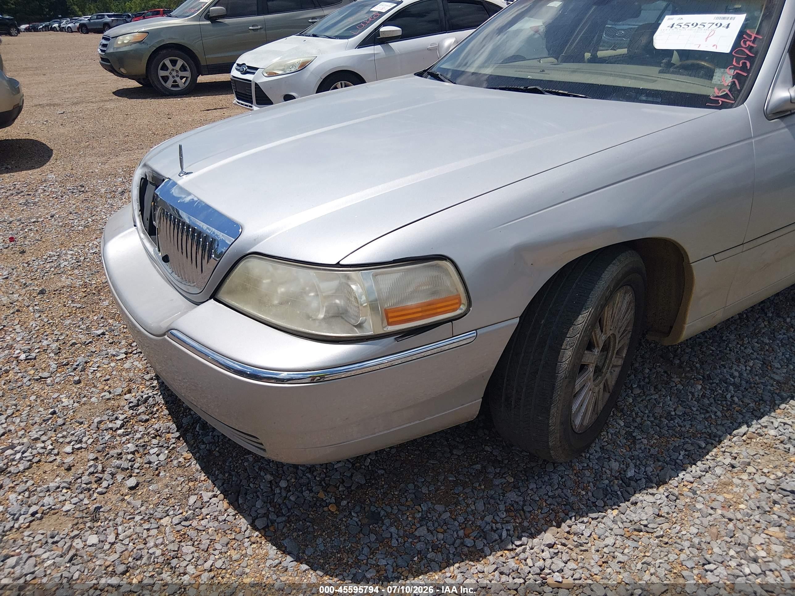 2004 Lincoln Town Car Signature Серебряный vin: 1LNHM81WX4Y647307