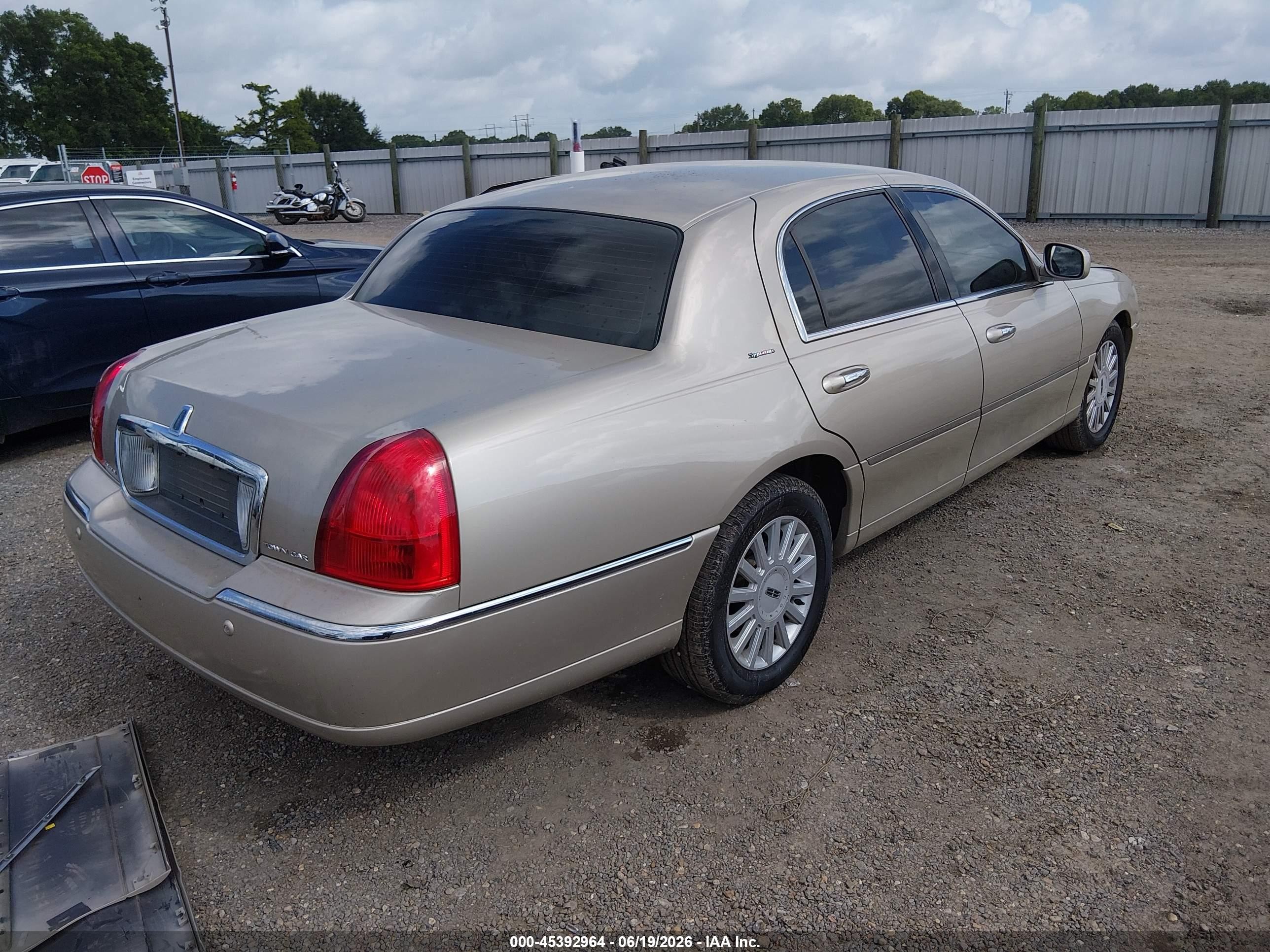 2005 Lincoln Town Car Signature Tan vin: 1LNHM81WX5Y658292