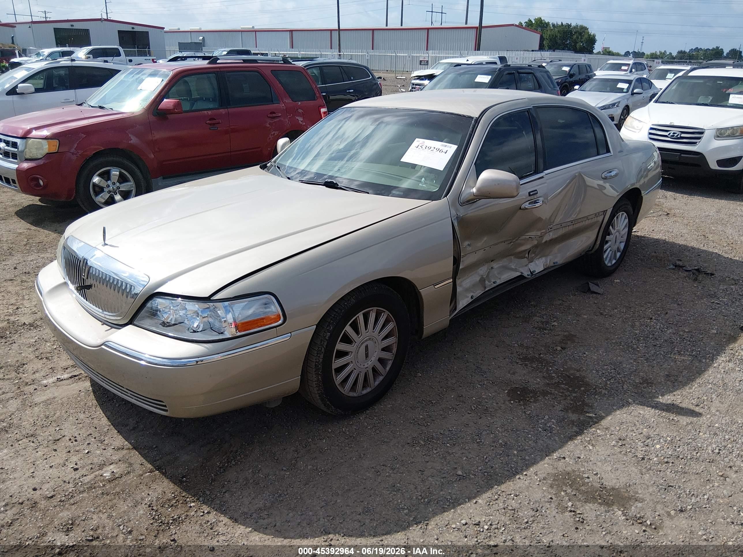 2005 Lincoln Town Car Signature Tan vin: 1LNHM81WX5Y658292
