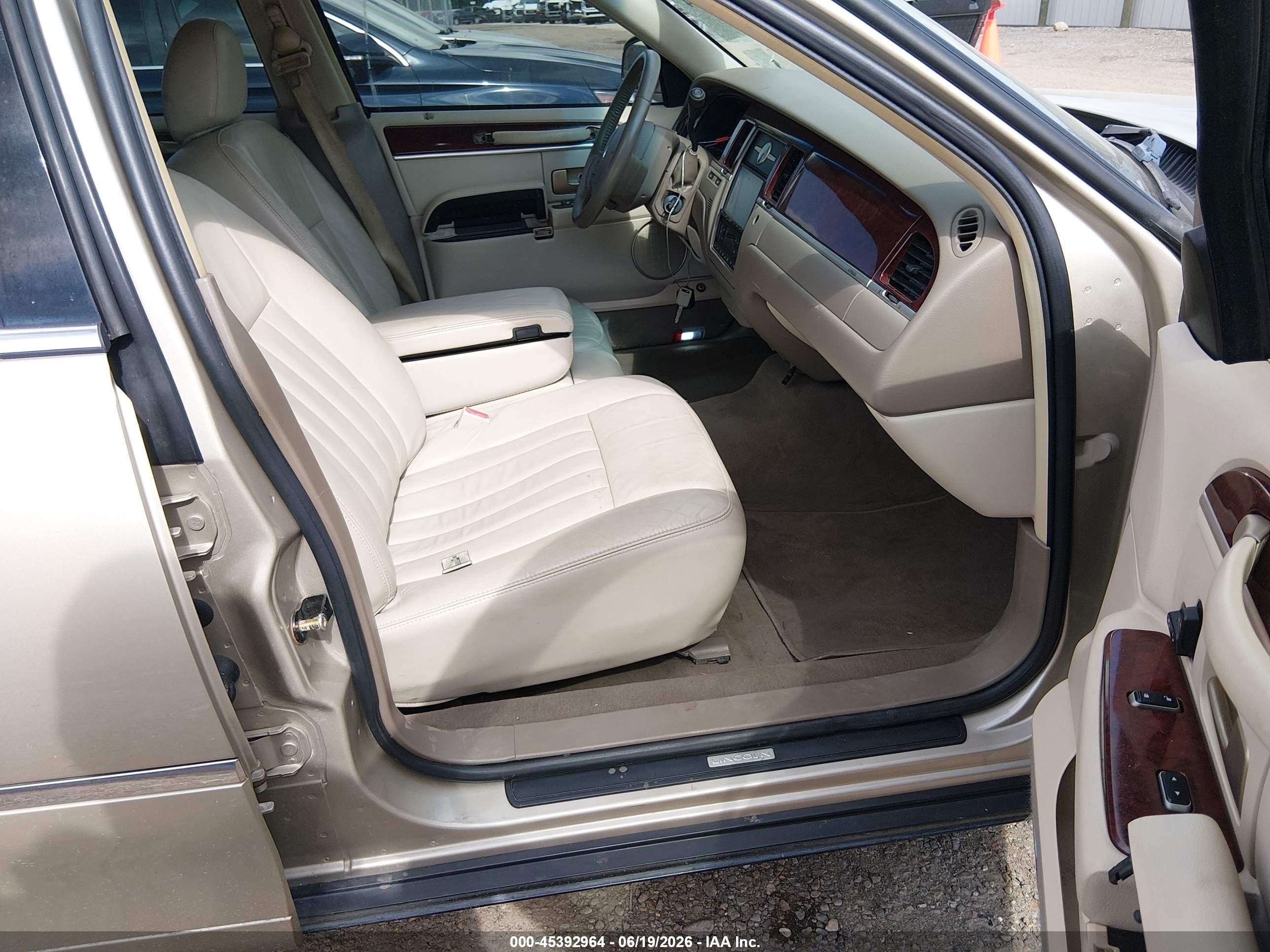 2005 Lincoln Town Car Signature Tan vin: 1LNHM81WX5Y658292