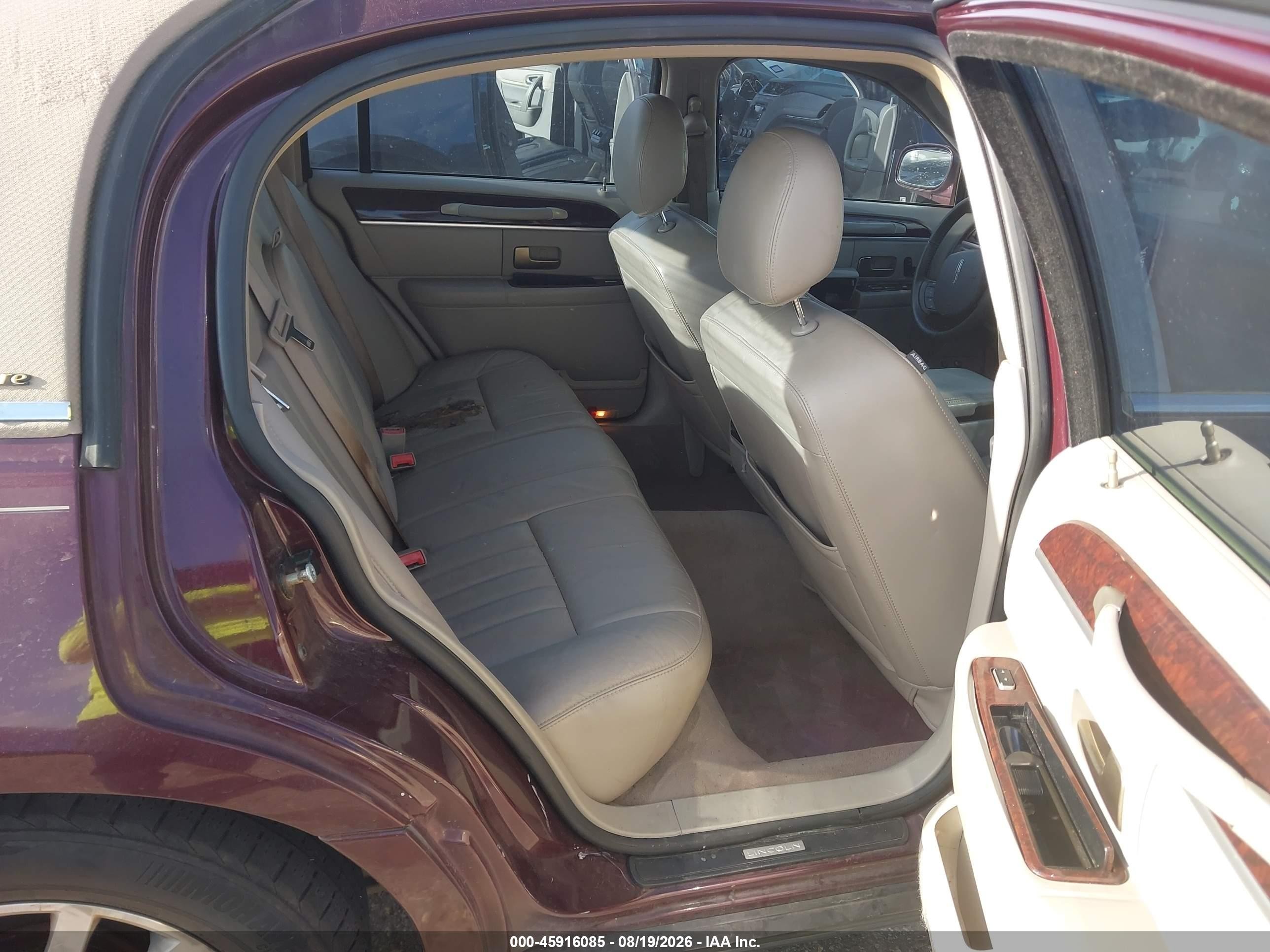 2006 Lincoln Town Car Signature Бордовый vin: 1LNHM81WX6Y608607