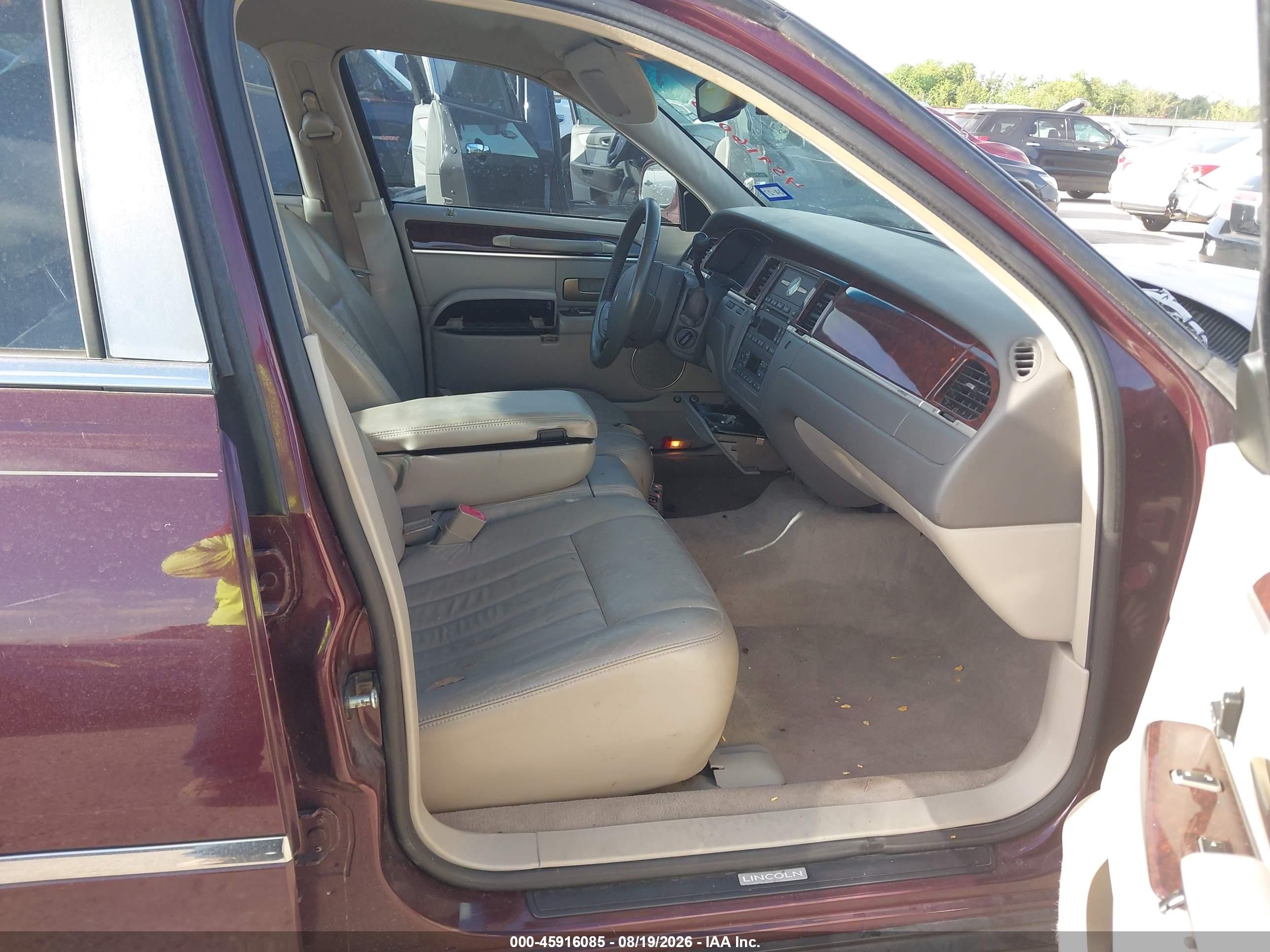 2006 Lincoln Town Car Signature Бордовый vin: 1LNHM81WX6Y608607