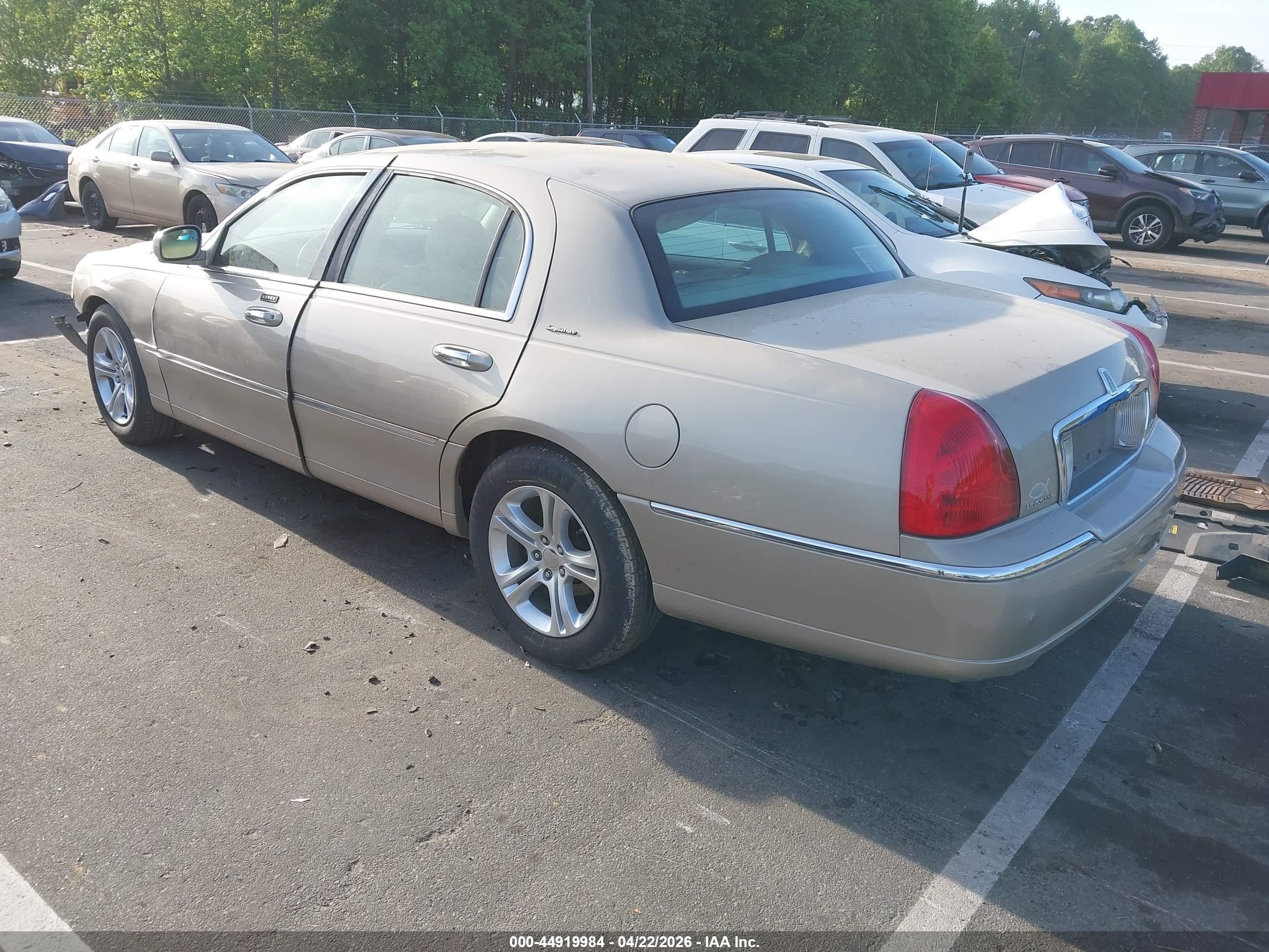 2006 Lincoln Town Car Signature Tan vin: 1LNHM81WX6Y609529