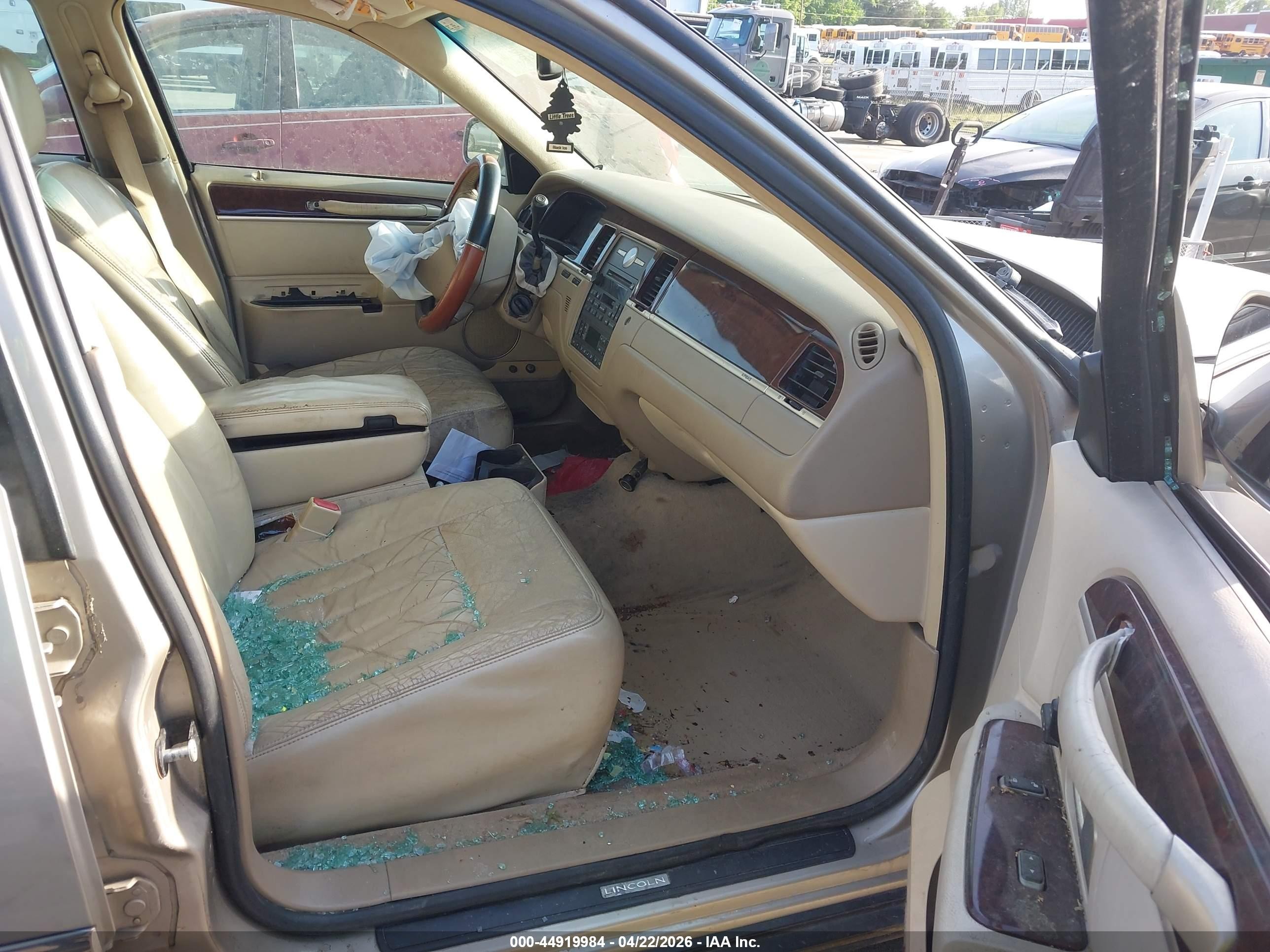 2006 Lincoln Town Car Signature Tan vin: 1LNHM81WX6Y609529