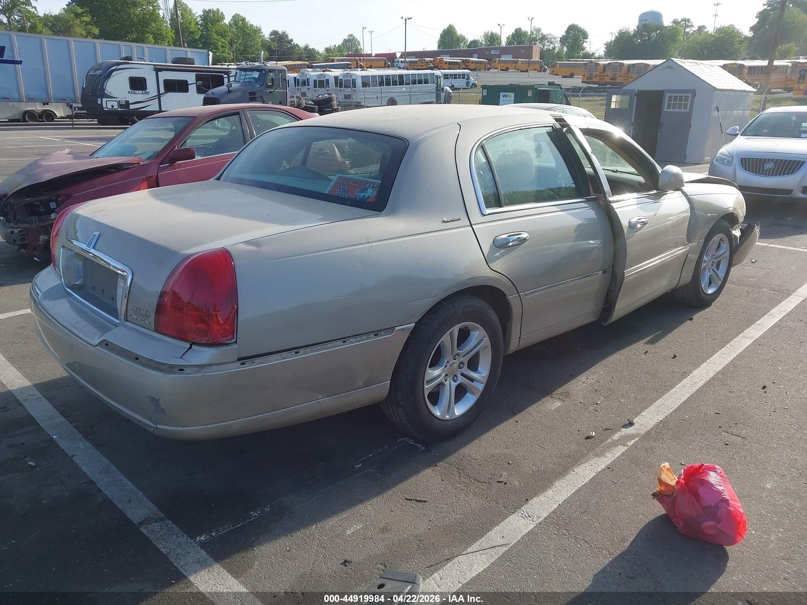 2006 Lincoln Town Car Signature Tan vin: 1LNHM81WX6Y609529