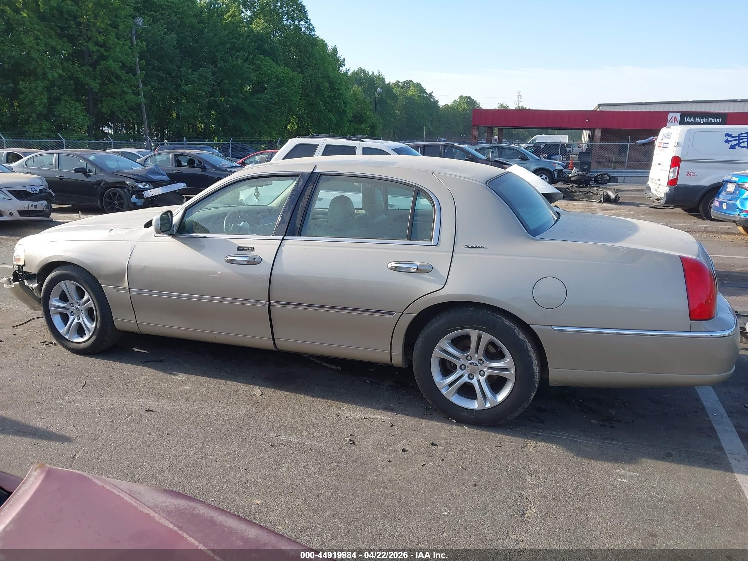 2006 Lincoln Town Car Signature Tan vin: 1LNHM81WX6Y609529