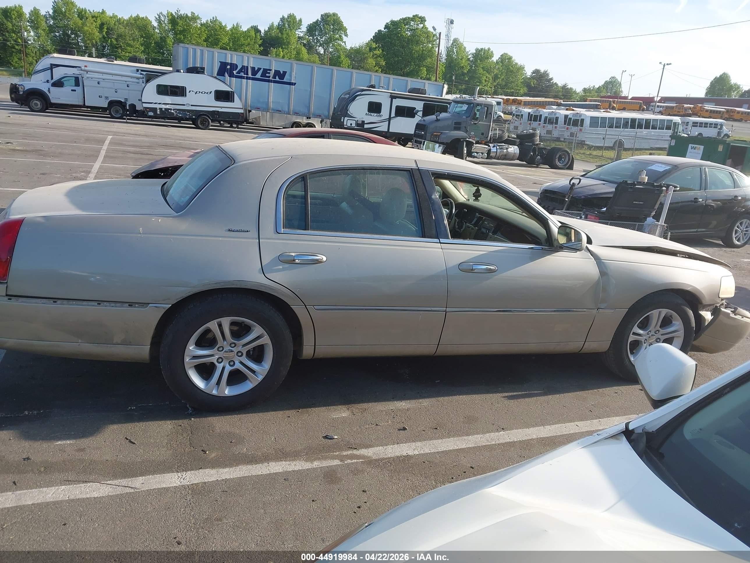 2006 Lincoln Town Car Signature Tan vin: 1LNHM81WX6Y609529