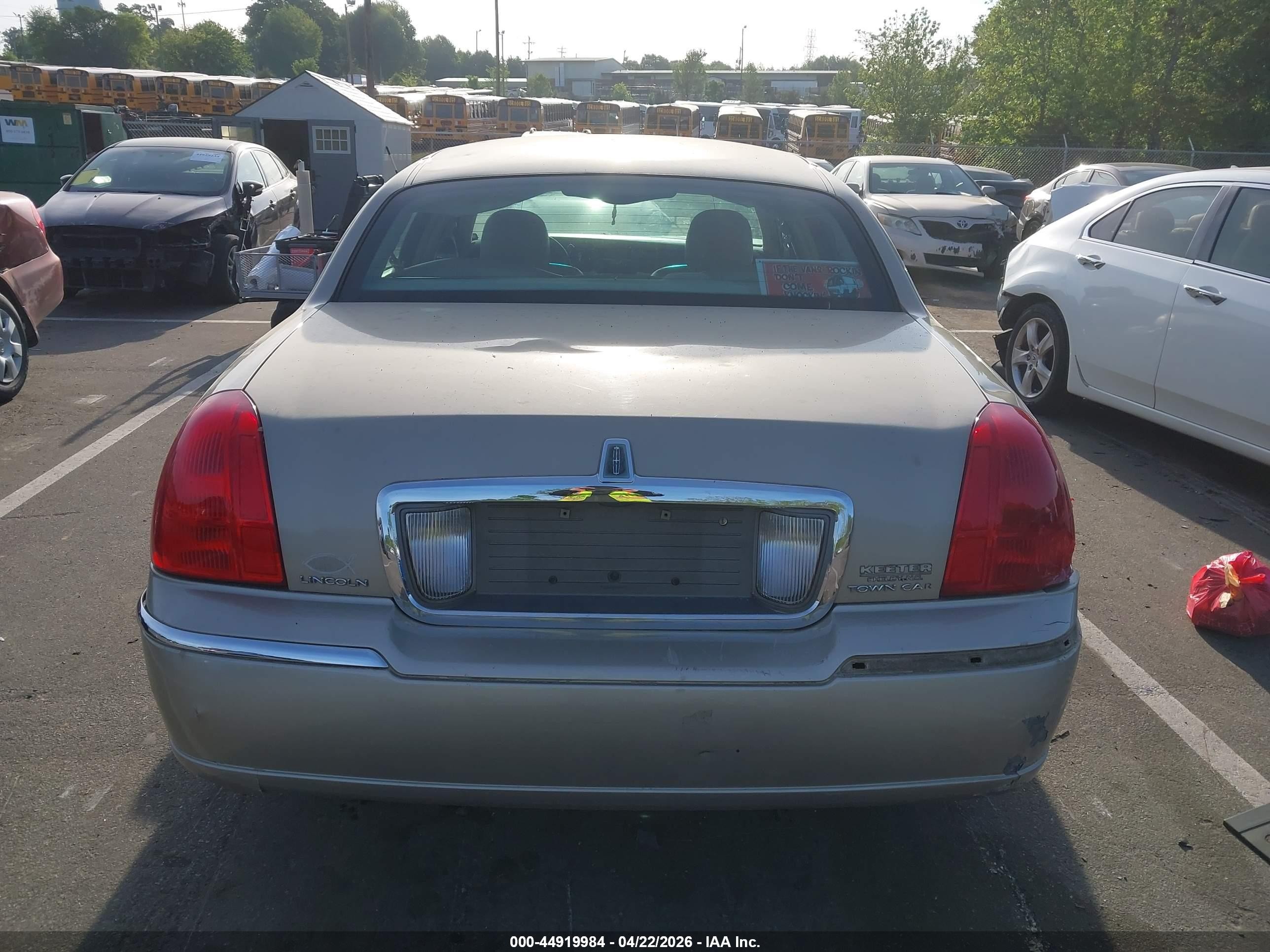2006 Lincoln Town Car Signature Tan vin: 1LNHM81WX6Y609529