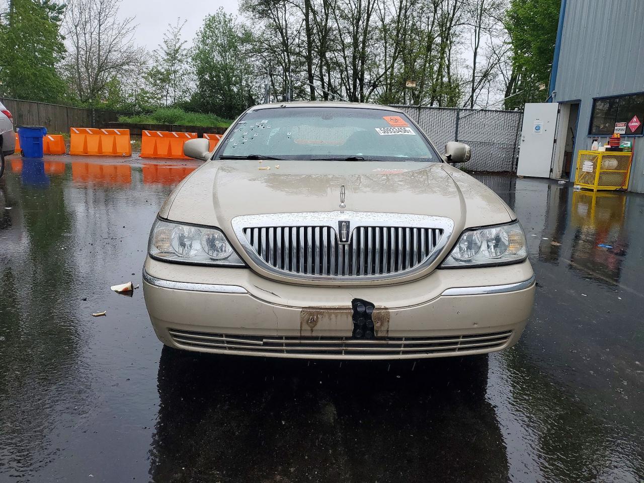 2006 Lincoln Town Car Signature Бежевый vin: 1LNHM81WX6Y631594
