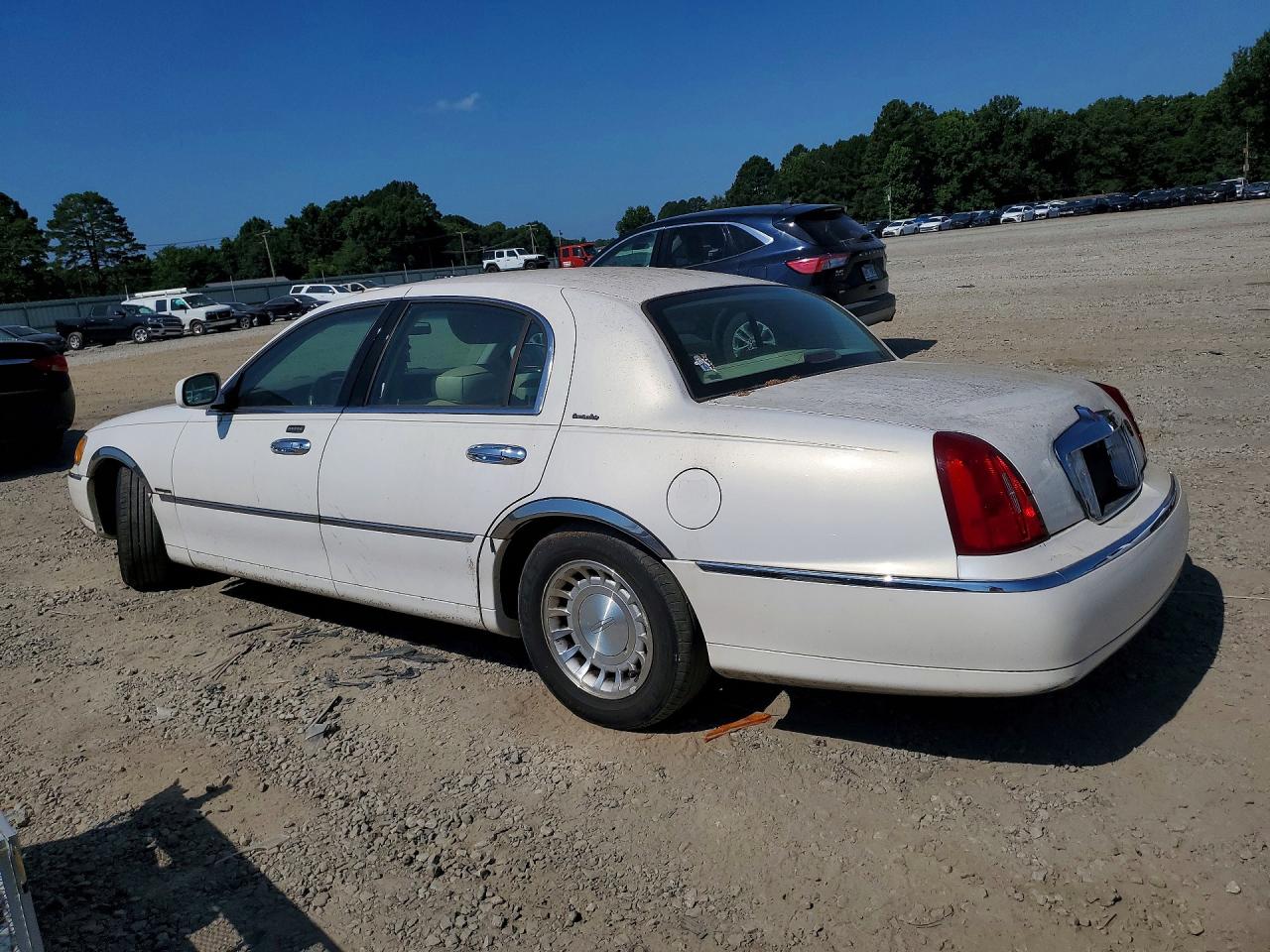 2000 Lincoln Town Car Executive White vin: 1LNHM81WXYY938119