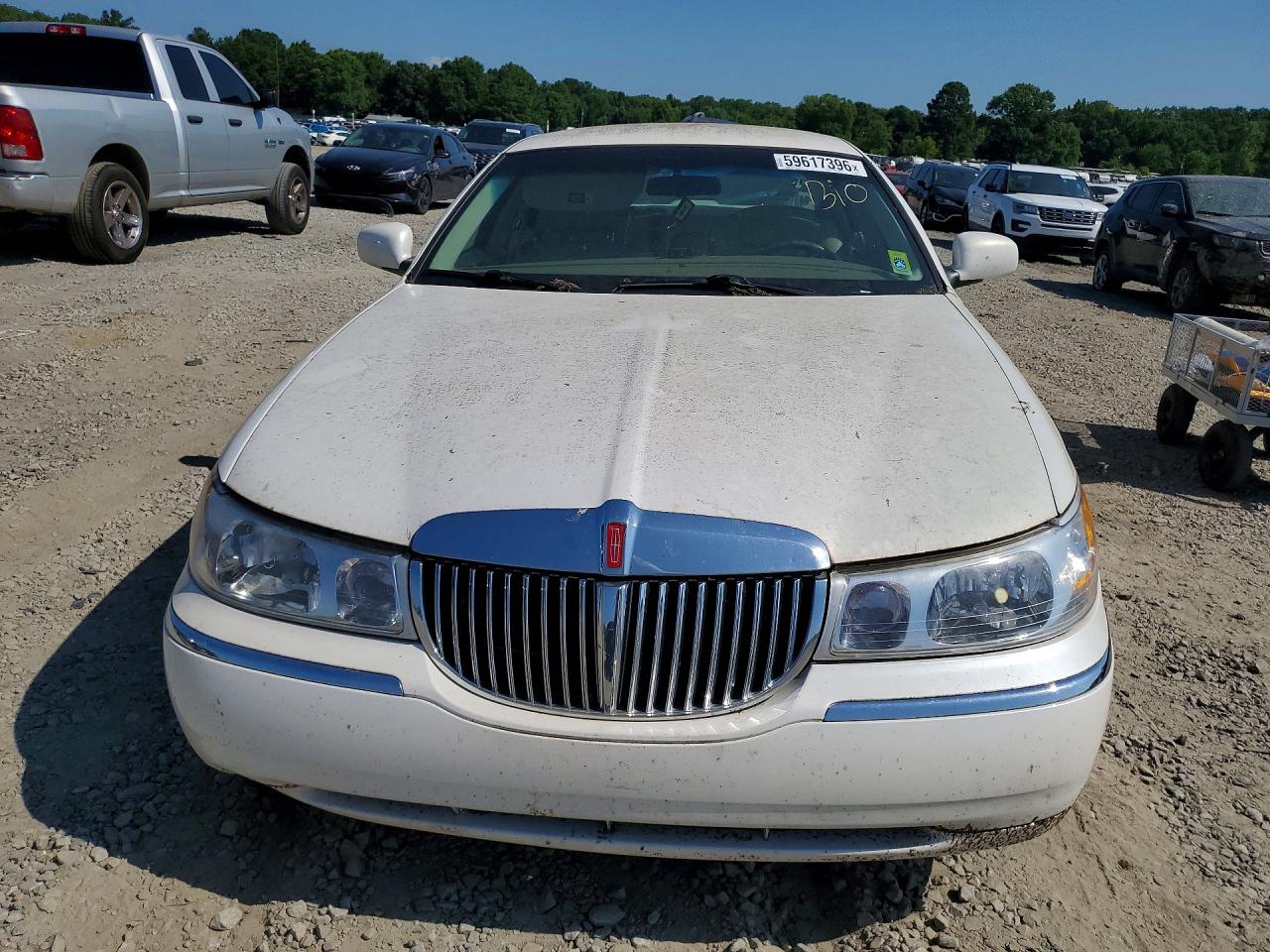 2000 Lincoln Town Car Executive White vin: 1LNHM81WXYY938119