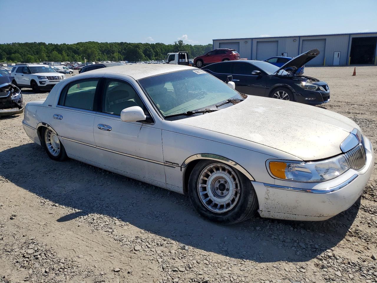 2000 Lincoln Town Car Executive White vin: 1LNHM81WXYY938119