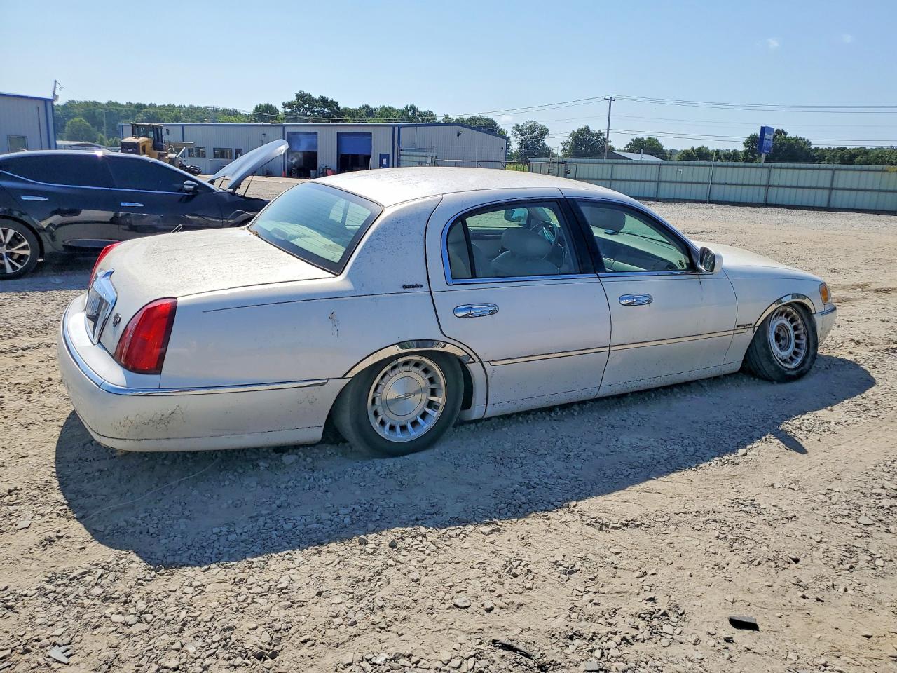 2000 Lincoln Town Car Executive White vin: 1LNHM81WXYY938119