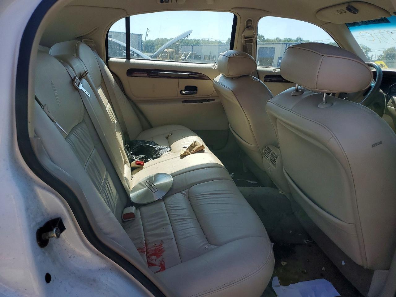 2000 Lincoln Town Car Executive White vin: 1LNHM81WXYY938119