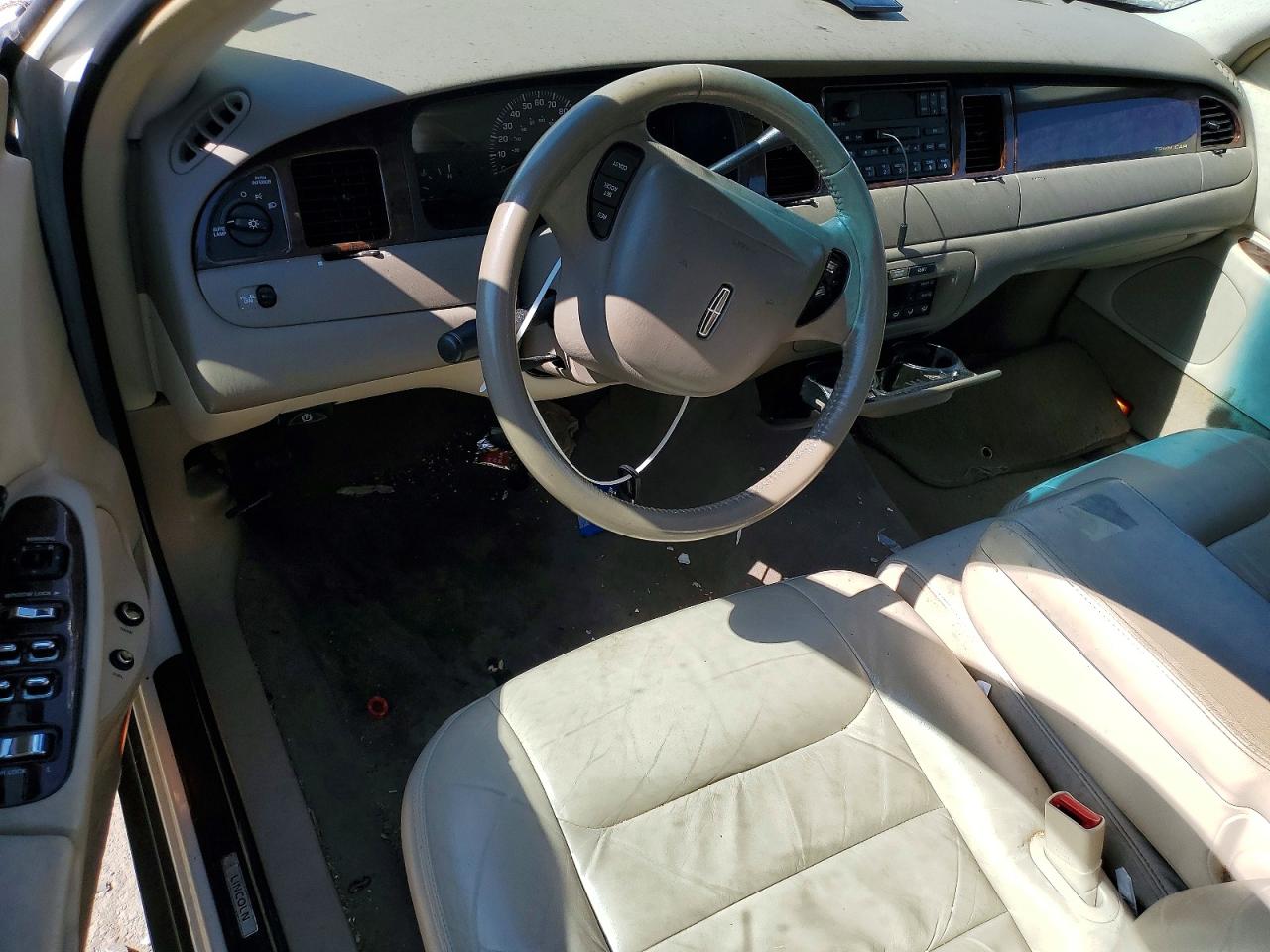 2000 Lincoln Town Car Executive White vin: 1LNHM81WXYY938119