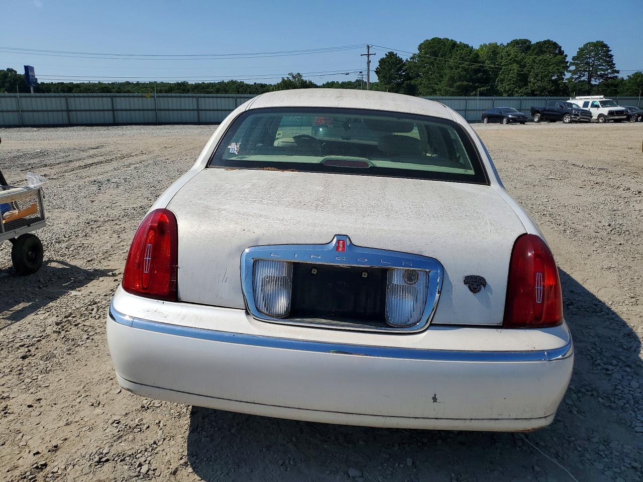 2000 Lincoln Town Car Executive White vin: 1LNHM81WXYY938119