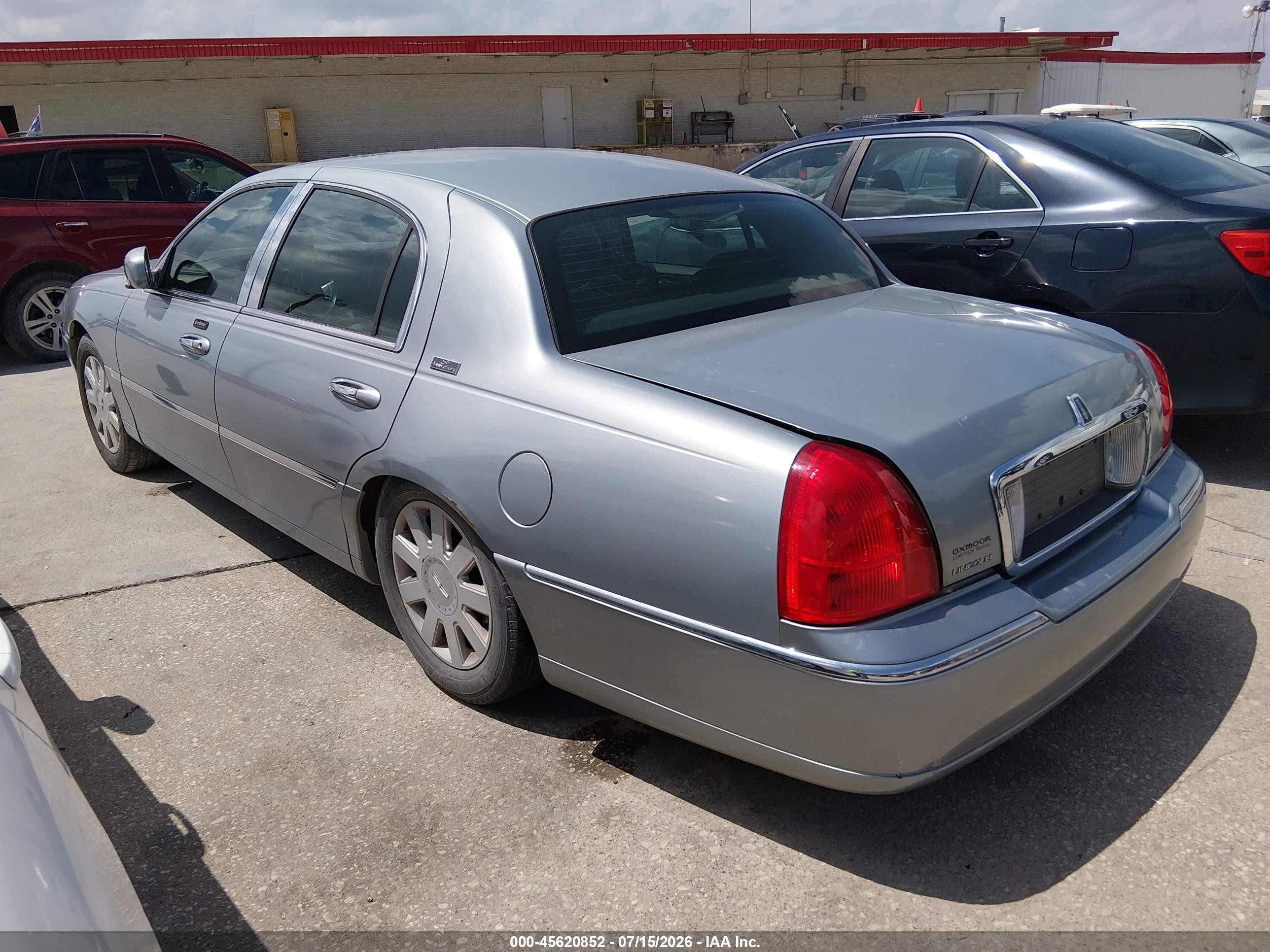 2006 Lincoln Town Car Signature Limited Серебряный vin: 1LNHM82V06Y628452