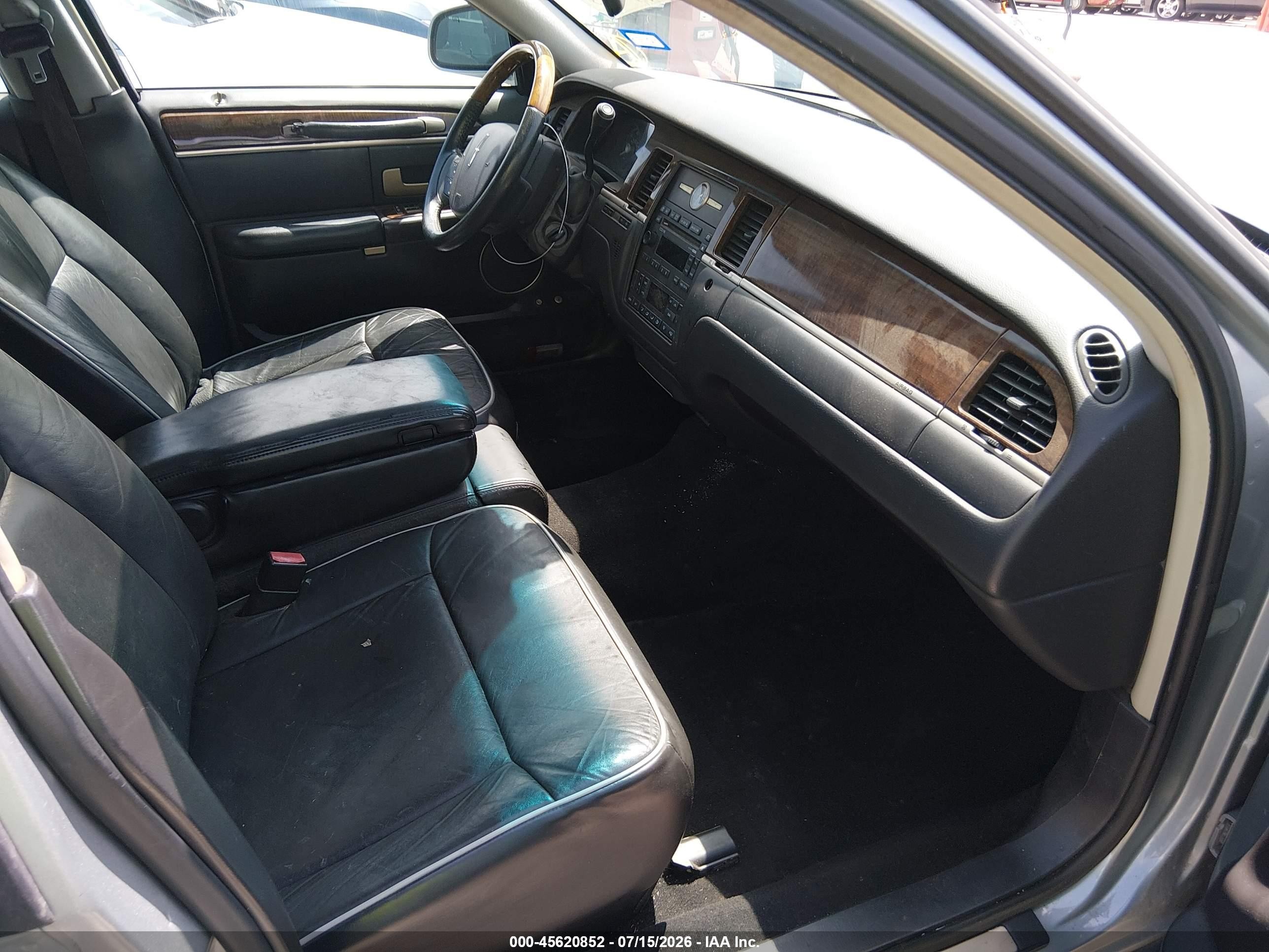 2006 Lincoln Town Car Signature Limited Серебряный vin: 1LNHM82V06Y628452
