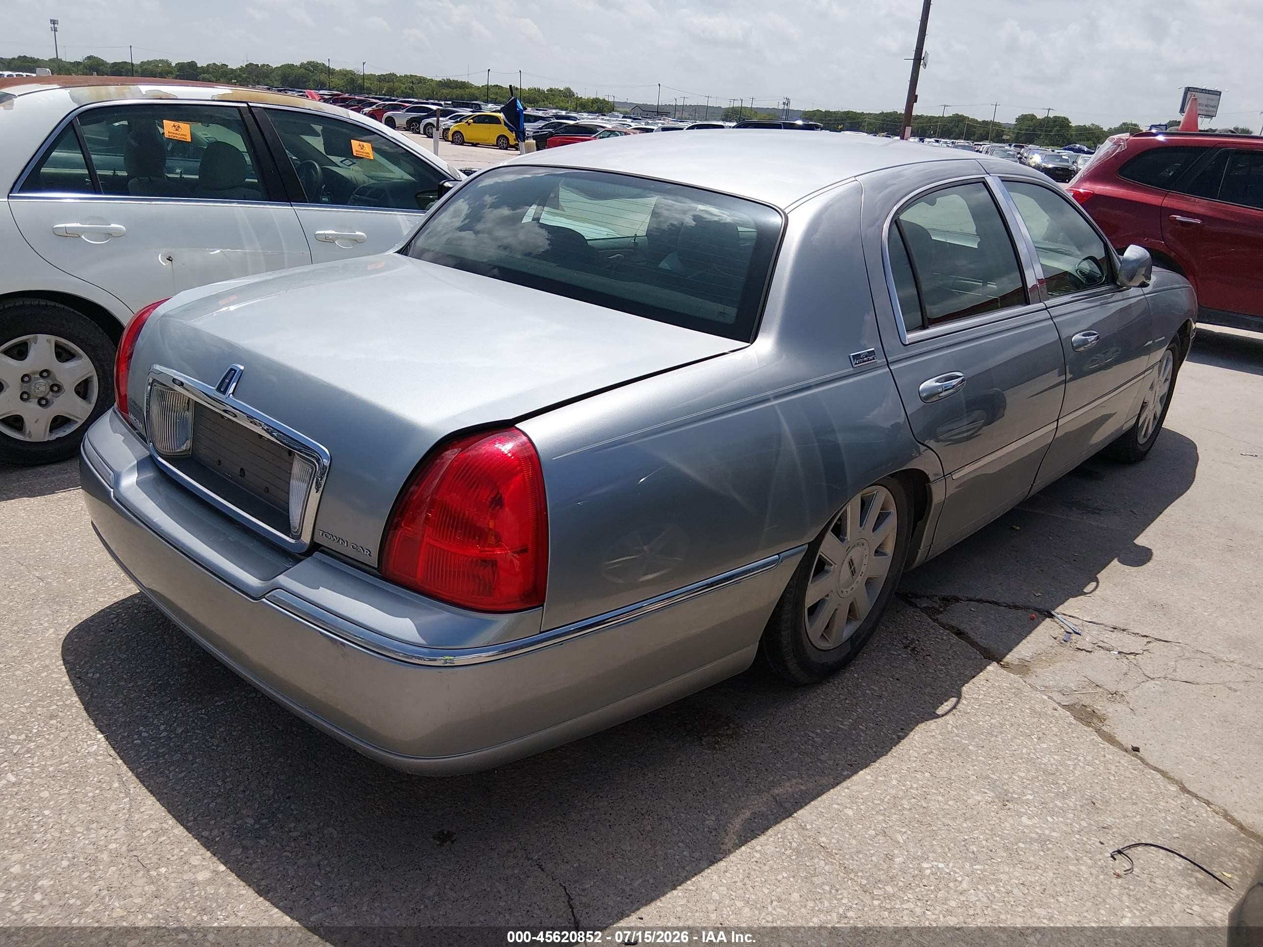 2006 Lincoln Town Car Signature Limited Серебряный vin: 1LNHM82V06Y628452