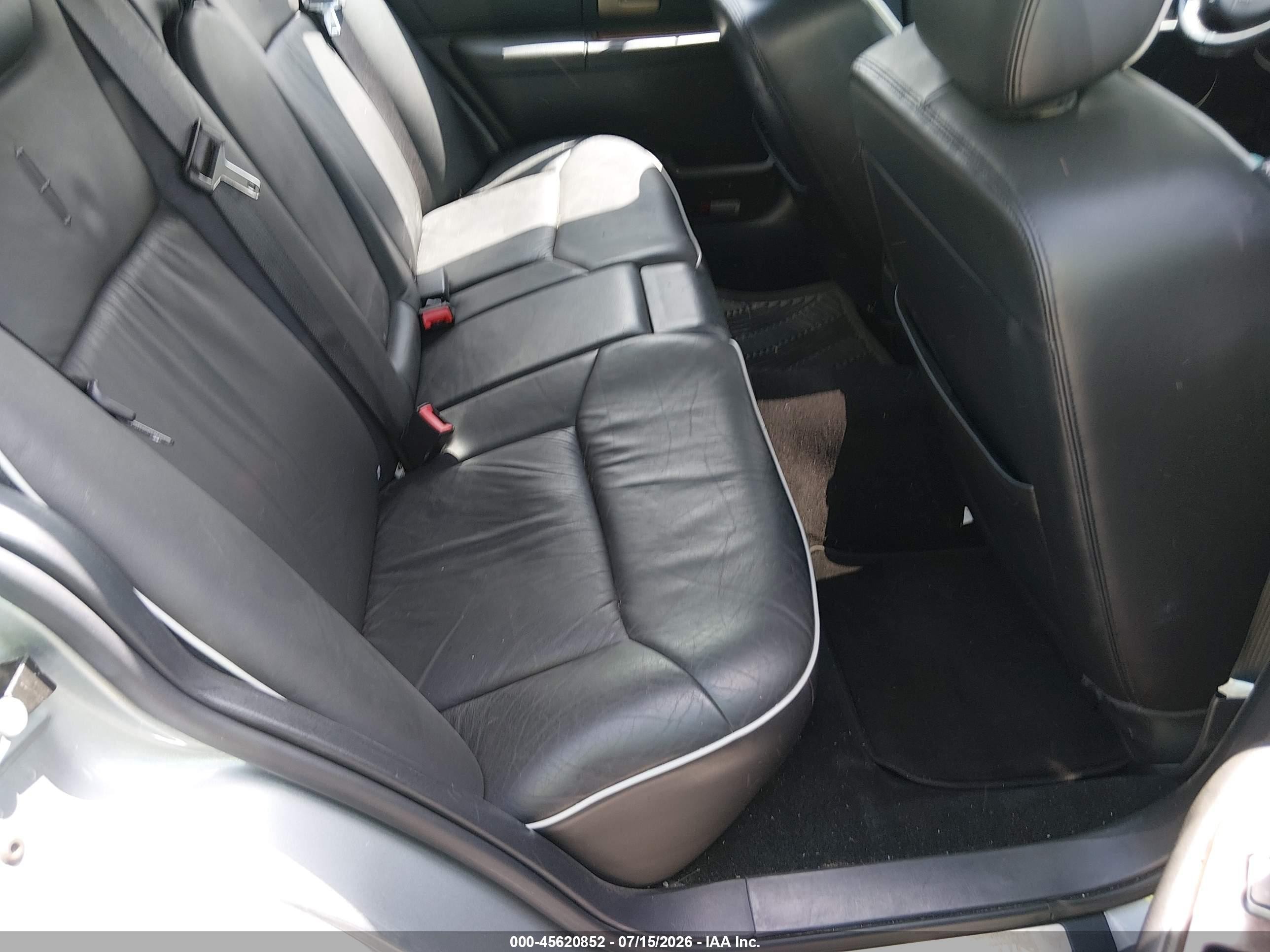 2006 Lincoln Town Car Signature Limited Серебряный vin: 1LNHM82V06Y628452