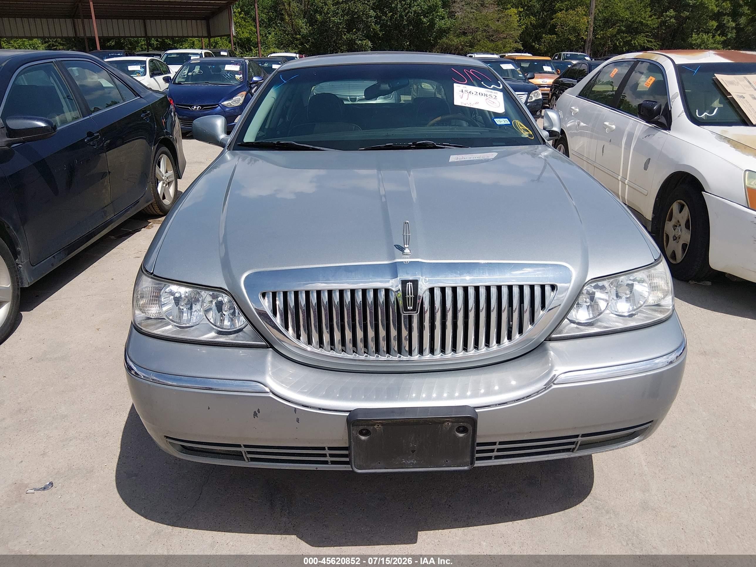 2006 Lincoln Town Car Signature Limited Серебряный vin: 1LNHM82V06Y628452