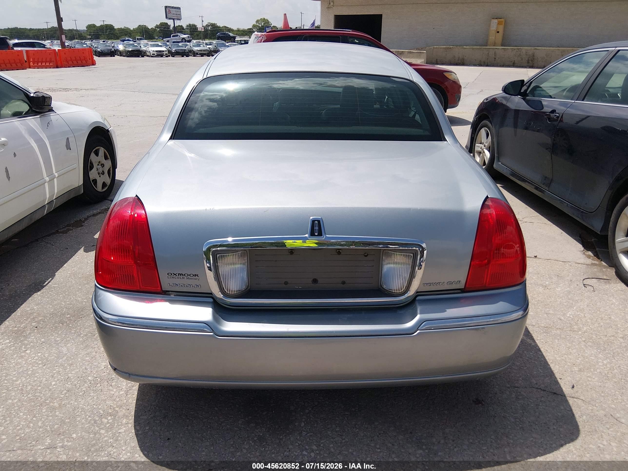 2006 Lincoln Town Car Signature Limited Серебряный vin: 1LNHM82V06Y628452