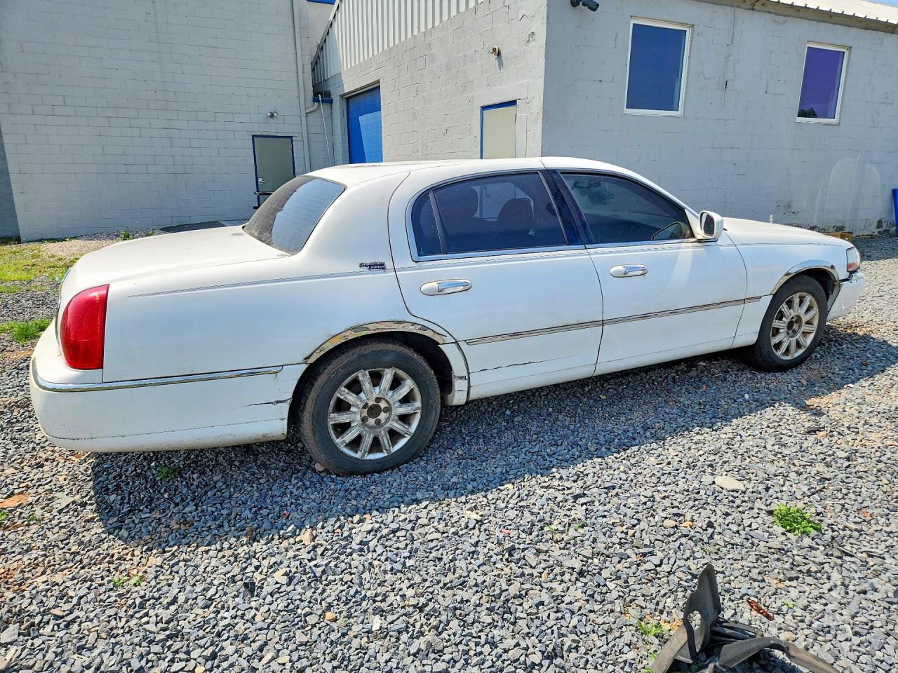 2006 Lincoln Town Car Signature Limited Белый vin: 1LNHM82V06Y628502
