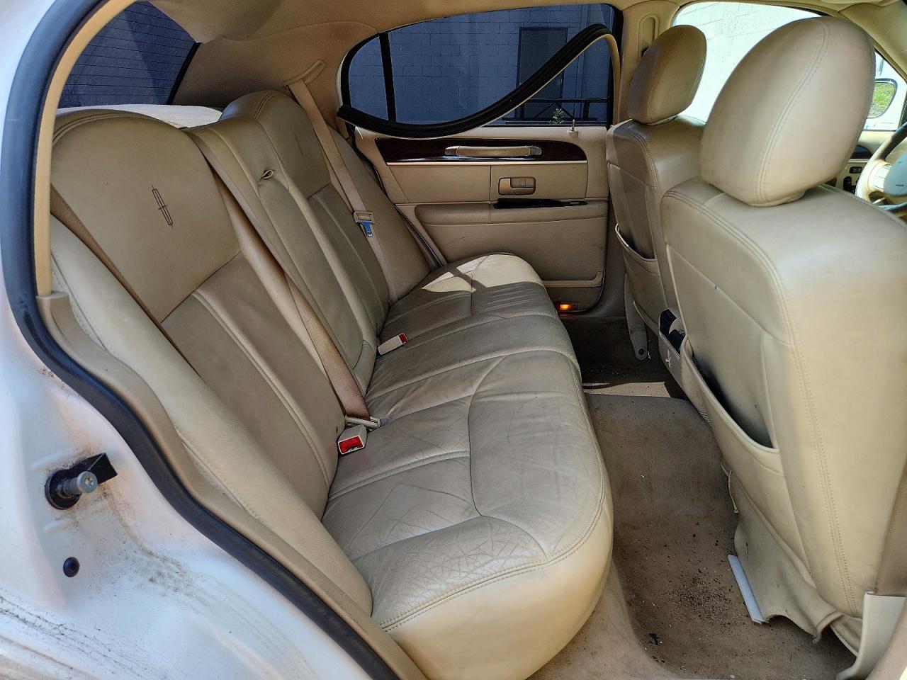2006 Lincoln Town Car Signature Limited Белый vin: 1LNHM82V06Y628502