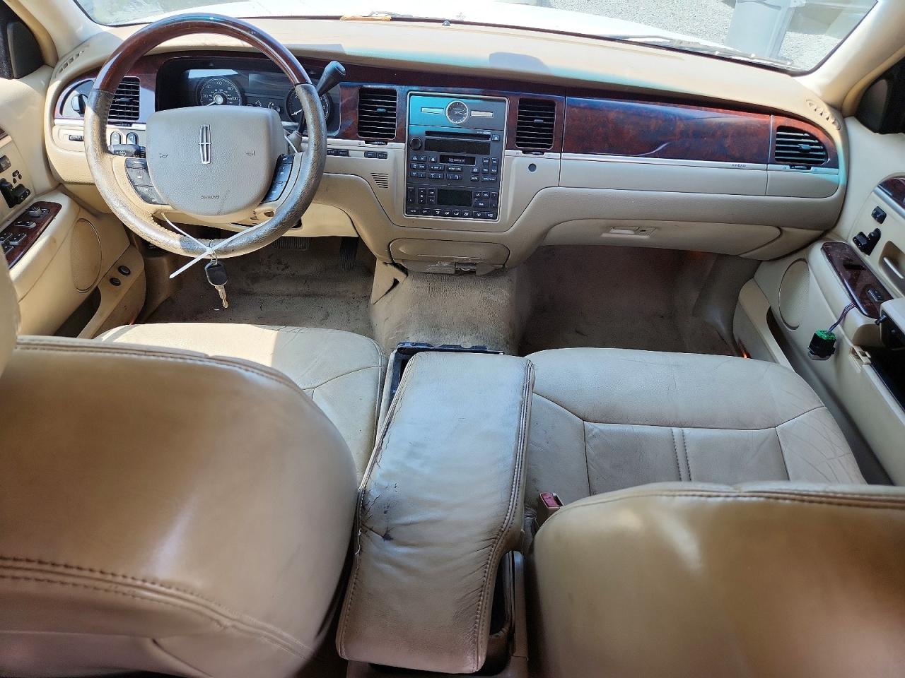 2006 Lincoln Town Car Signature Limited Белый vin: 1LNHM82V06Y628502