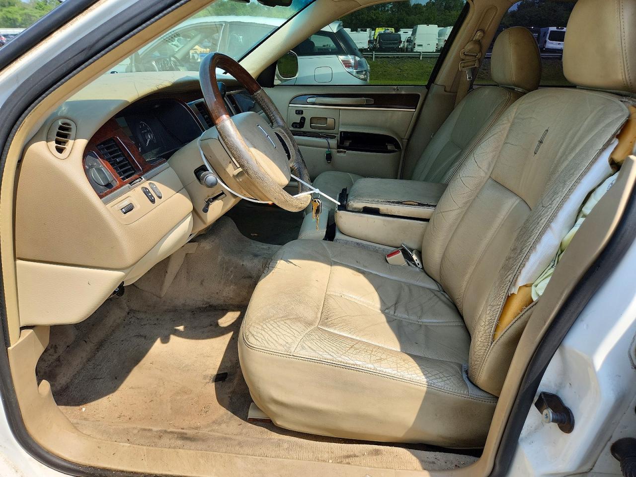 2006 Lincoln Town Car Signature Limited Белый vin: 1LNHM82V06Y628502
