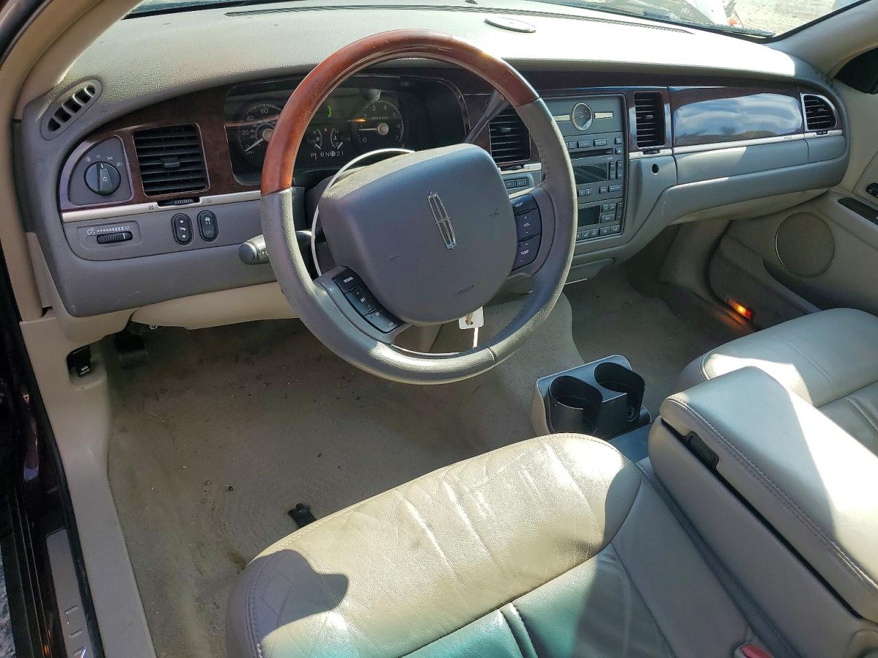 2007 Lincoln Town Car Signature Limited Maroon vin: 1LNHM82V07Y611068