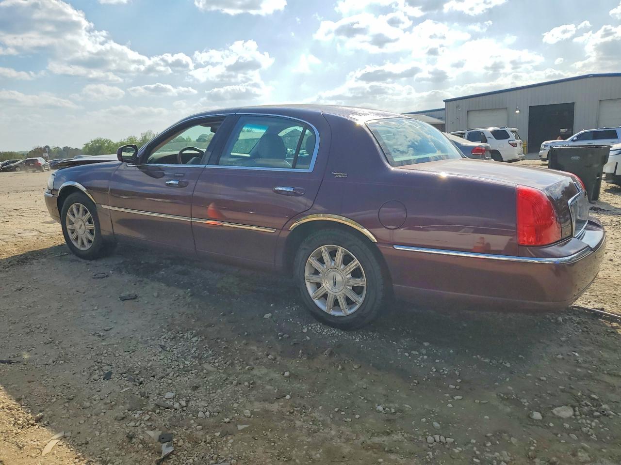 2007 Lincoln Town Car Signature Limited Maroon vin: 1LNHM82V07Y611068